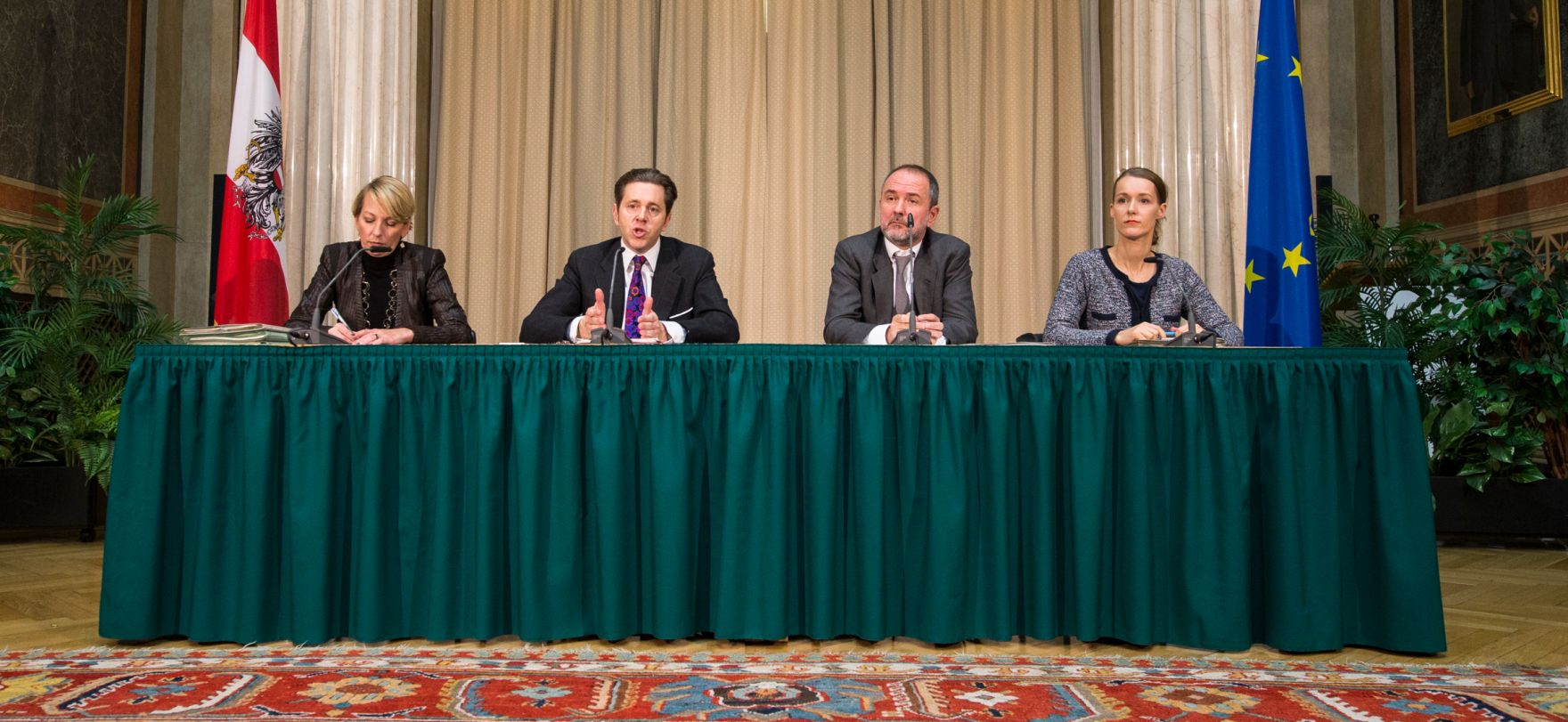 Kanzleramtsminister Thomas Drozda (m.r.) und Staatssekret&auml;r Harald Mahrer (m.l.) beim Medienbriefing &uuml;ber die Regierungssitzung am 22.November 2016 im Parlament.