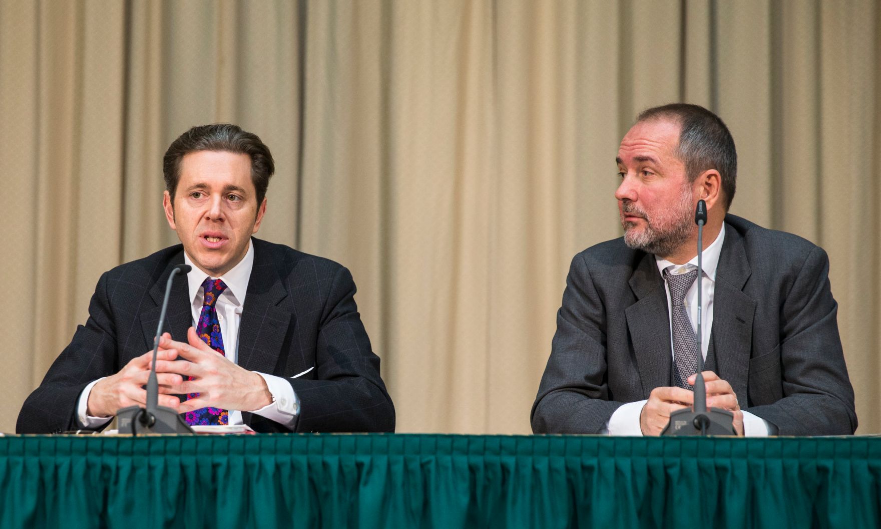 Kanzleramtsminister Thomas Drozda (r.) und Staatssekret&auml;r Harald Mahrer (l.) beim Medienbriefing &uuml;ber die Regierungssitzung am 22.November 2016 im Parlament.