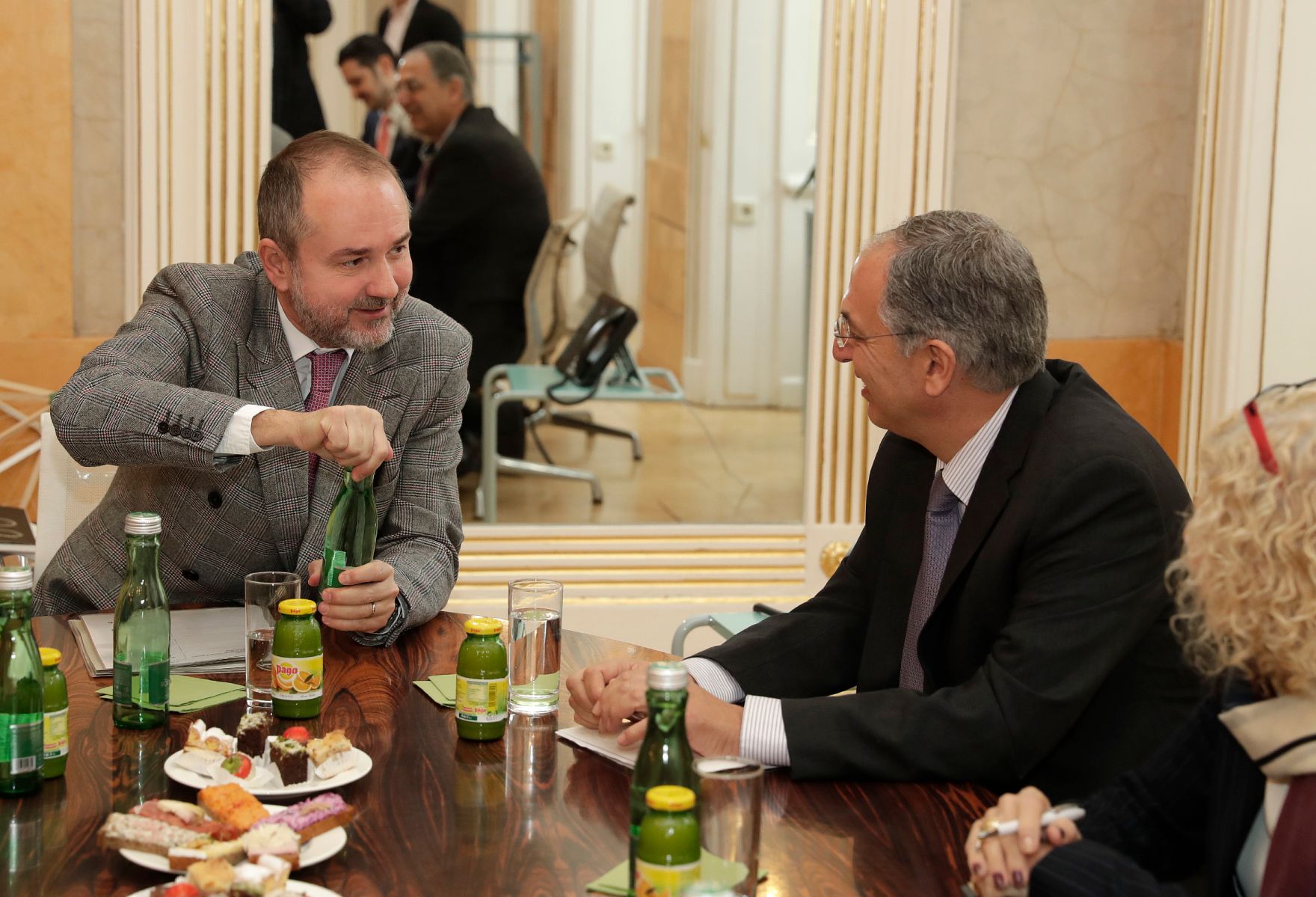 Am 24. November 2016 empfing Kanzleramtsminister Thomas Drozda (l.) den Bildungsminister der Republik Zypern, Costas Kadis (r.) zu einem Arbeitsgespr&auml;ch.