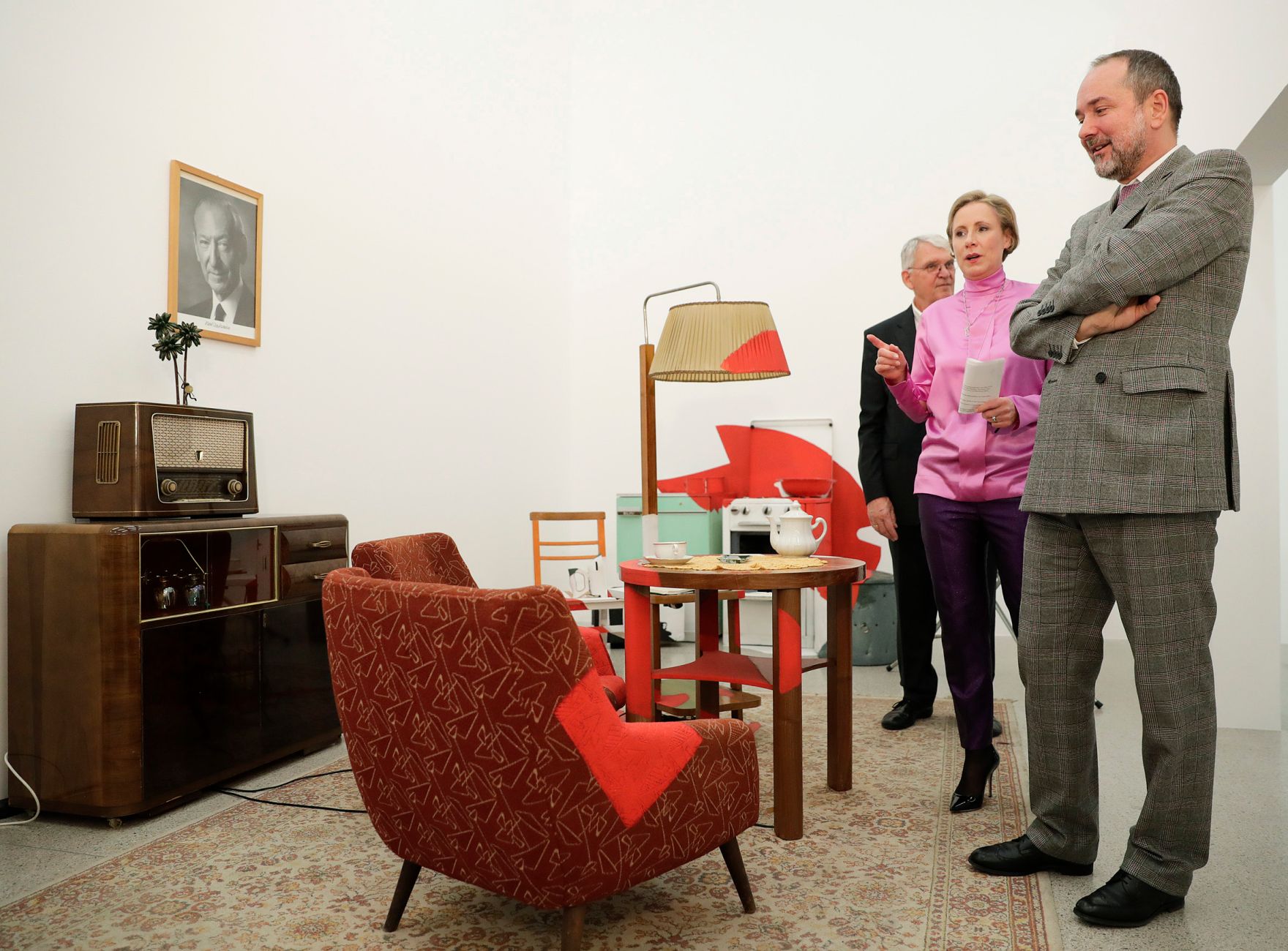 Am 24. November 2016 er&ouml;ffnete Kunst- und Kulturminister Thomas Drozdar (r.) die Ausstellung &quot;J&uacute;lius Koller - One Man Anti Show&quot; im MUMOK.