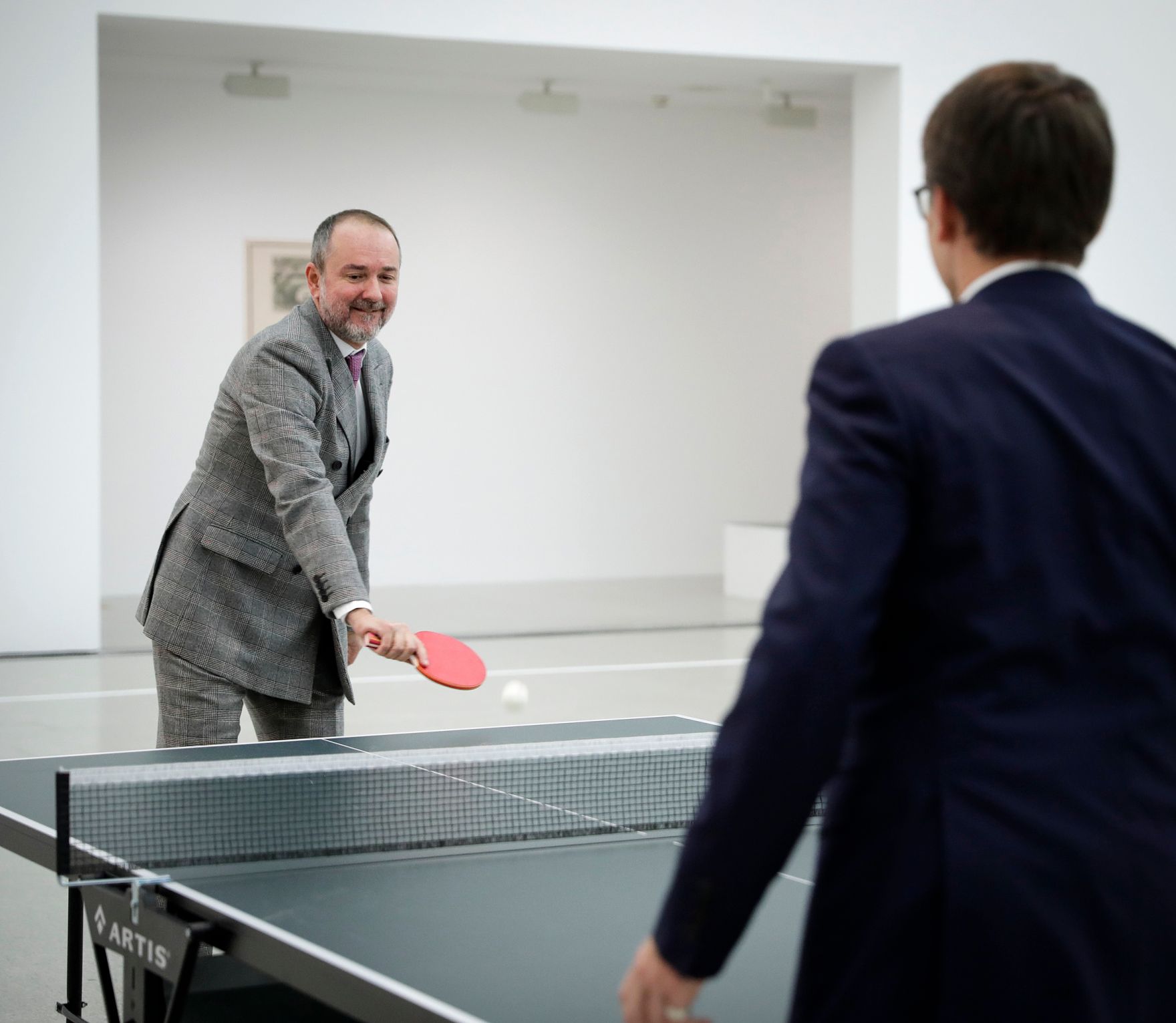 Am 24. November 2016 er&ouml;ffnete Kunst- und Kulturminister Thomas Drozdar (l.) die Ausstellung &quot;J&uacute;lius Koller - One Man Anti Show&quot; im MUMOK. Im Bild mit dem slowakische Kunstminister Marek Ma&iuml;ari&egrave; (r.).