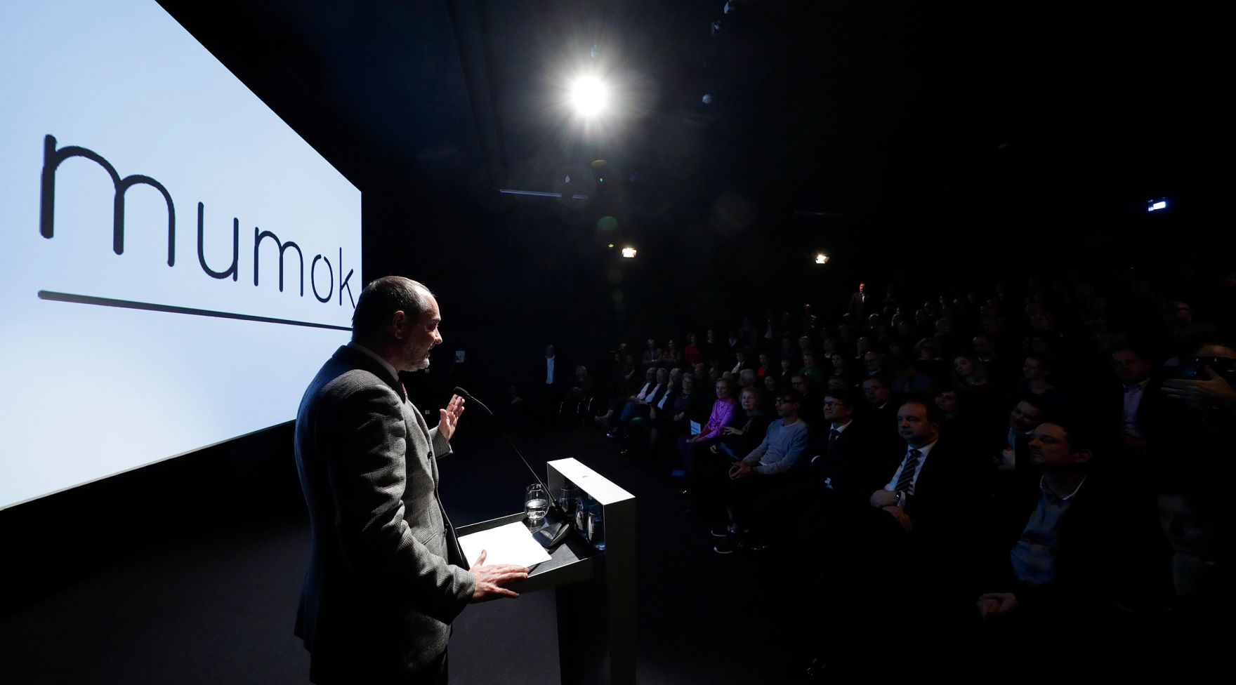 Am 24. November 2016 er&ouml;ffnete Kunst- und Kulturminister Thomas Drozdar die Ausstellung &quot;J&uacute;lius Koller - One Man Anti Show&quot; im MUMOK.