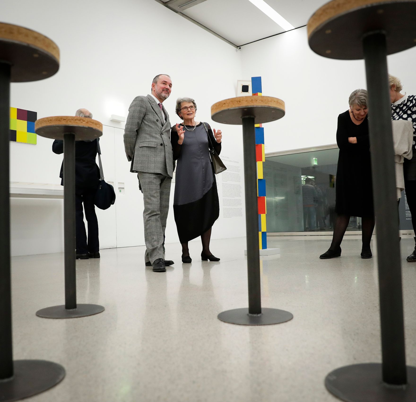 Am 24. November 2016 er&ouml;ffnete Kunst- und Kulturminister Thomas Drozdar (l.) die Ausstellung &quot;J&uacute;lius Koller - One Man Anti Show&quot; im MUMOK.