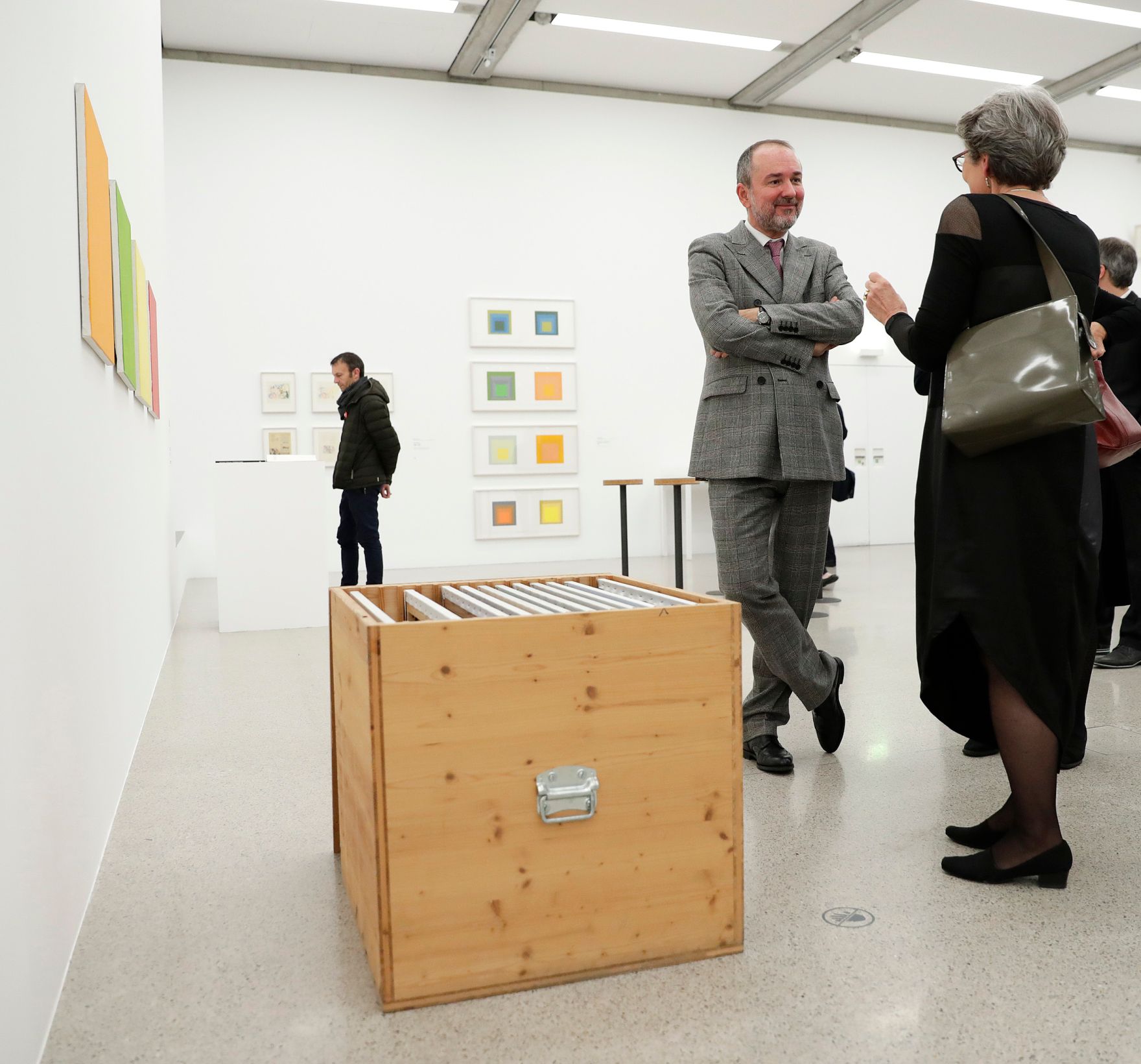 Am 24. November 2016 er&ouml;ffnete Kunst- und Kulturminister Thomas Drozdar (l.) die Ausstellung &quot;J&uacute;lius Koller - One Man Anti Show&quot; im MUMOK.