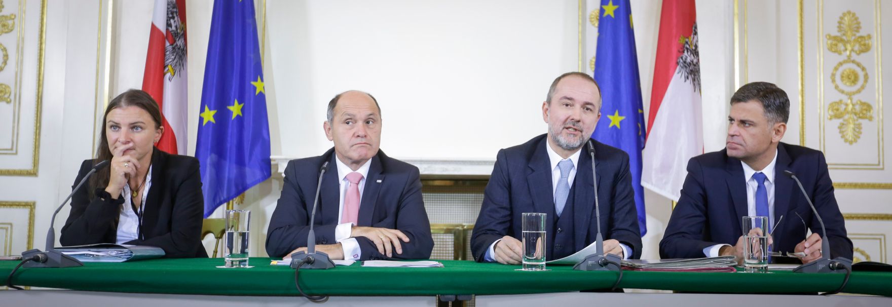 Am 29. November 2016 fand das Medienbriefing &uuml;ber die Regierungssitzung statt. Im Bild Kanzleramtsminister Thomas Drozda (m.r.) und Innenminister Wolfgang Sobotka (m.l.).