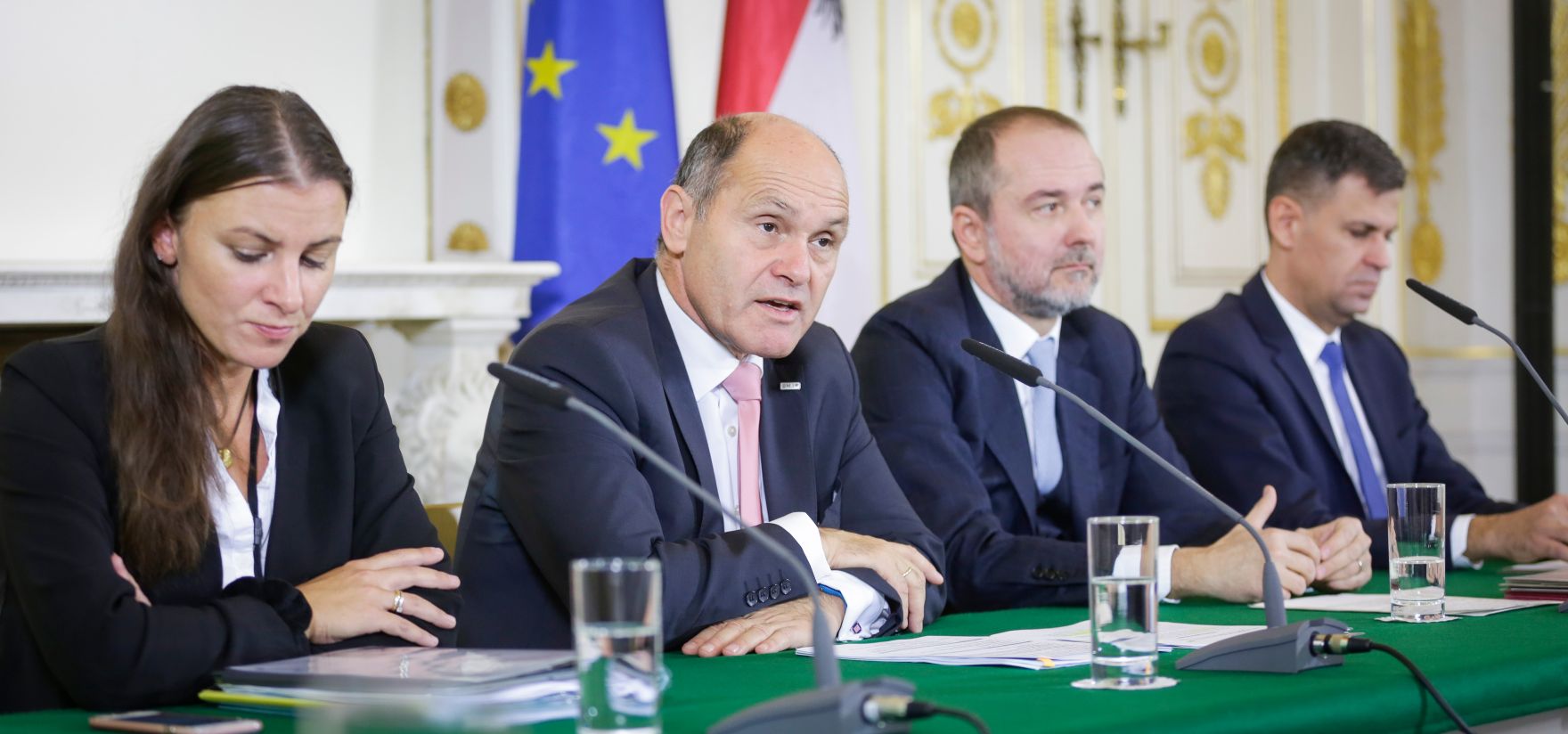 Am 29. November 2016 fand das Medienbriefing &uuml;ber die Regierungssitzung statt. Im Bild Innnenminister Wolfgang Sobotka (m.l.) und Kanzleramtsminister Thomas Drozda (m.r.).