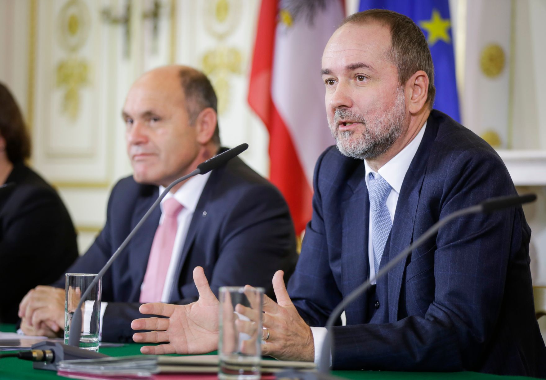 Am 29. November 2016 fand das Medienbriefing &uuml;ber die Regierungssitzung statt. Im Bild Kanzleramtsminister Thomas Drozda (r.) und Innenminister Wolfgang Sobotka (l.).