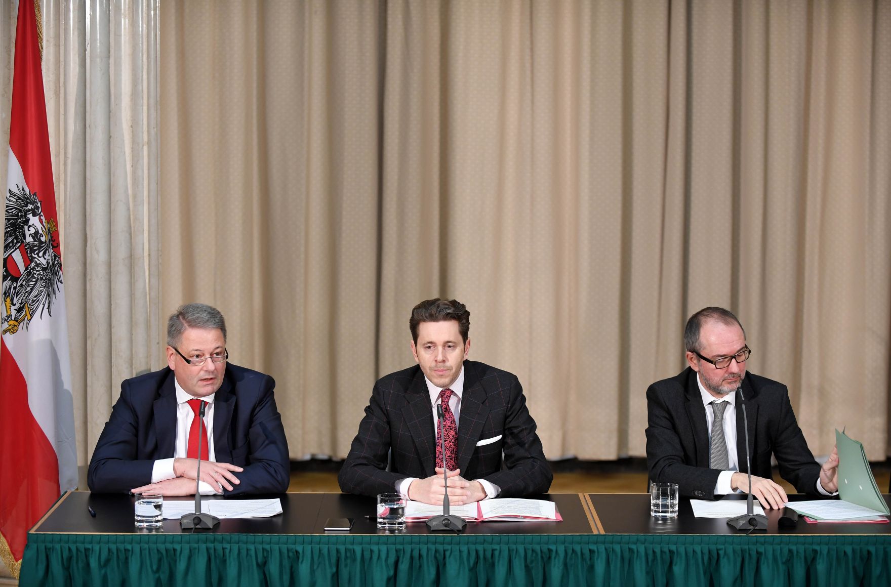 Am 13. Dezember 2016 fand das Medienbriefing &uuml;ber die Regierungssitzung im Parlament statt. Im Bild Landwirtschaftsminister Andr&auml; Rupprechter (l.), Staatssekret&auml;r Harald Mahrer (m.) und Kanzleramtsminister Thomas Drozda (r.).