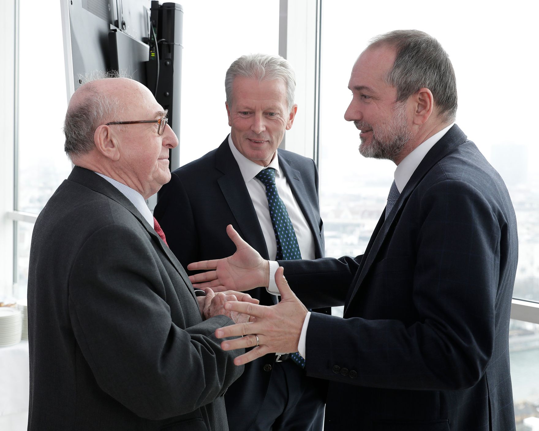 Am 14. Dezember 2016 fand im Ringturm die Nominierungspressekonferenz des &Ouml;sterreichischen Filmpreises statt. Im Bild Kunst- und Kulturminister Thomas Drozda (r.) mit Vizekanzler Reinhold Mitterlehner (m.).