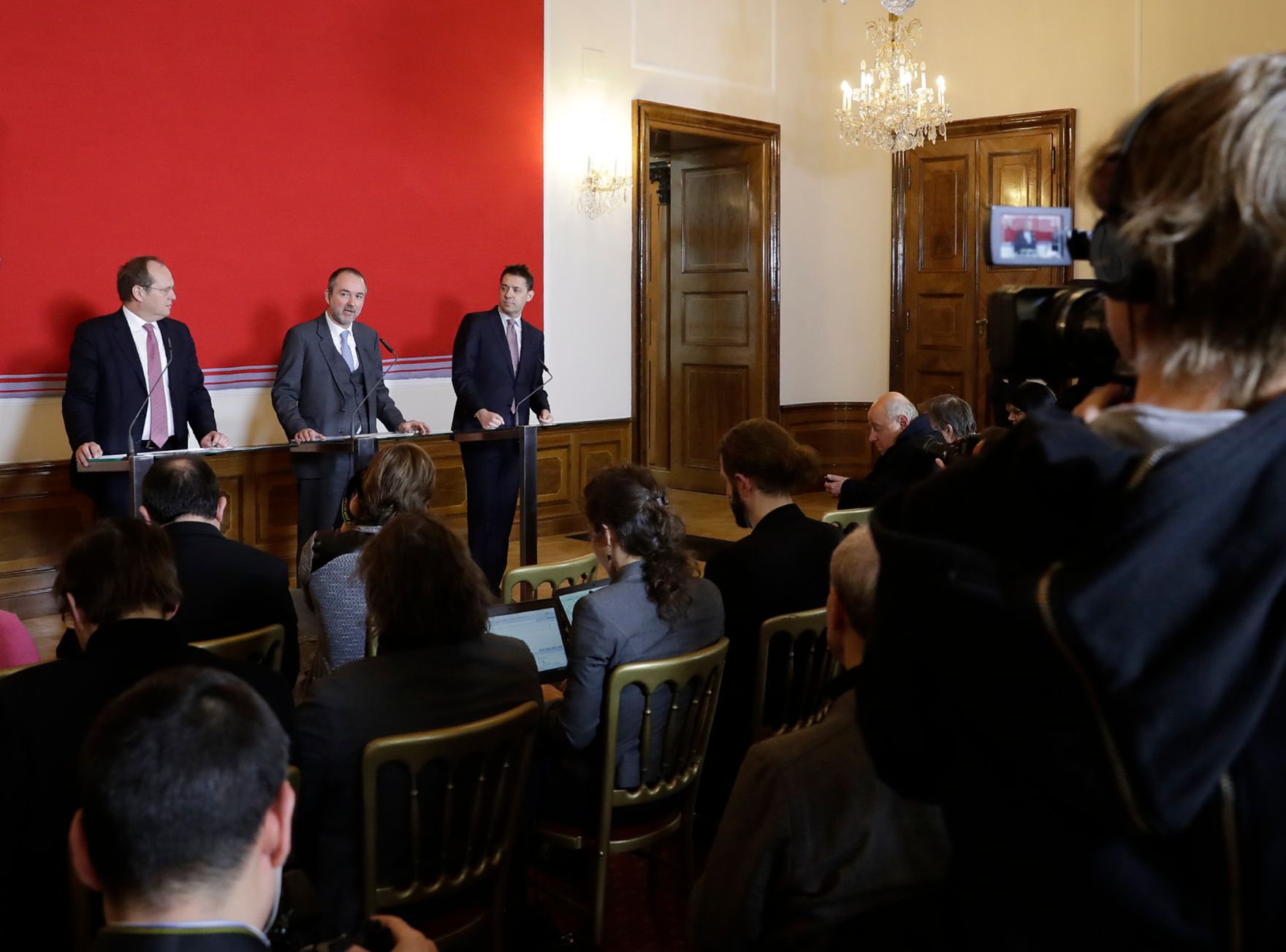 Am 21. Dezember 2016 gab Kunst- und Kulturminister Thomas Drozda (m.) gemeinsam mit Christian Kircher (l.), Gesch&auml;ftsf&uuml;hrer der Bundestheater-Holding eine Pressekonferenz bez&uuml;glich der Bestellung der Direktion der Wiener Staatsoper ab 2020. Im Bild mit Bogdan Roscic (r.), designierter Direktor der Wiener Staatsoper ab 2020.