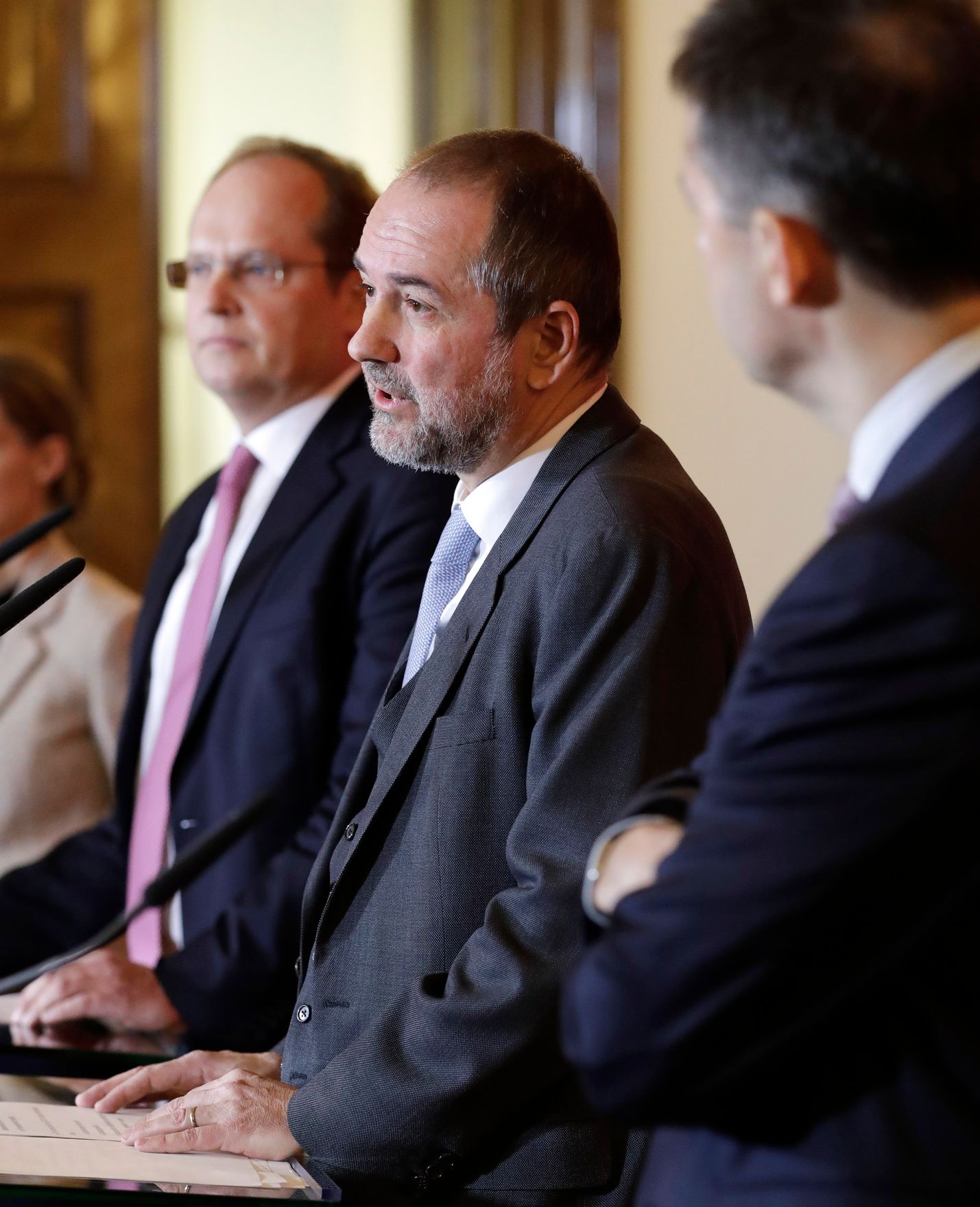 Am 21. Dezember 2016 gab Kunst- und Kulturminister Thomas Drozda (m.) gemeinsam mit Christian Kircher (l.), Gesch&auml;ftsf&uuml;hrer der Bundestheater-Holding eine Pressekonferenz bez&uuml;glich der Bestellung der Direktion der Wiener Staatsoper ab 2020. Im Bild mit Bogdan Roscic (r.), designierter Direktor der Wiener Staatsoper ab 2020.