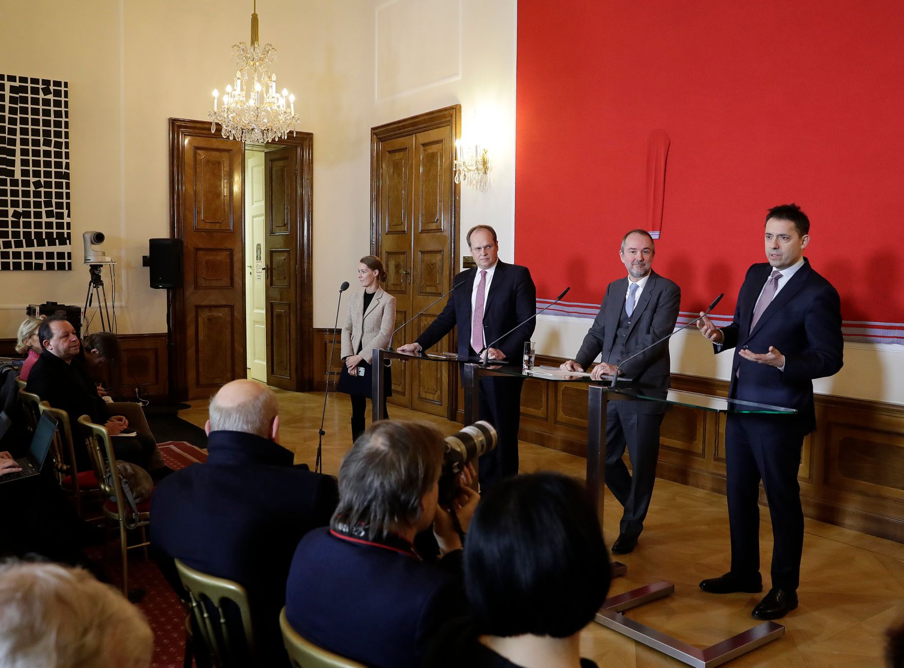 Am 21. Dezember 2016 gab Kunst- und Kulturminister Thomas Drozda gemeinsam mit Christian Kircher, Gesch&auml;ftsf&uuml;hrer der Bundestheater-Holding eine Pressekonferenz bez&uuml;glich der Bestellung der Direktion der Wiener Staatsoper ab 2020. Im Bild mit Bogdan Roscic, designierter Direktor der Wiener Staatsoper ab 2020.