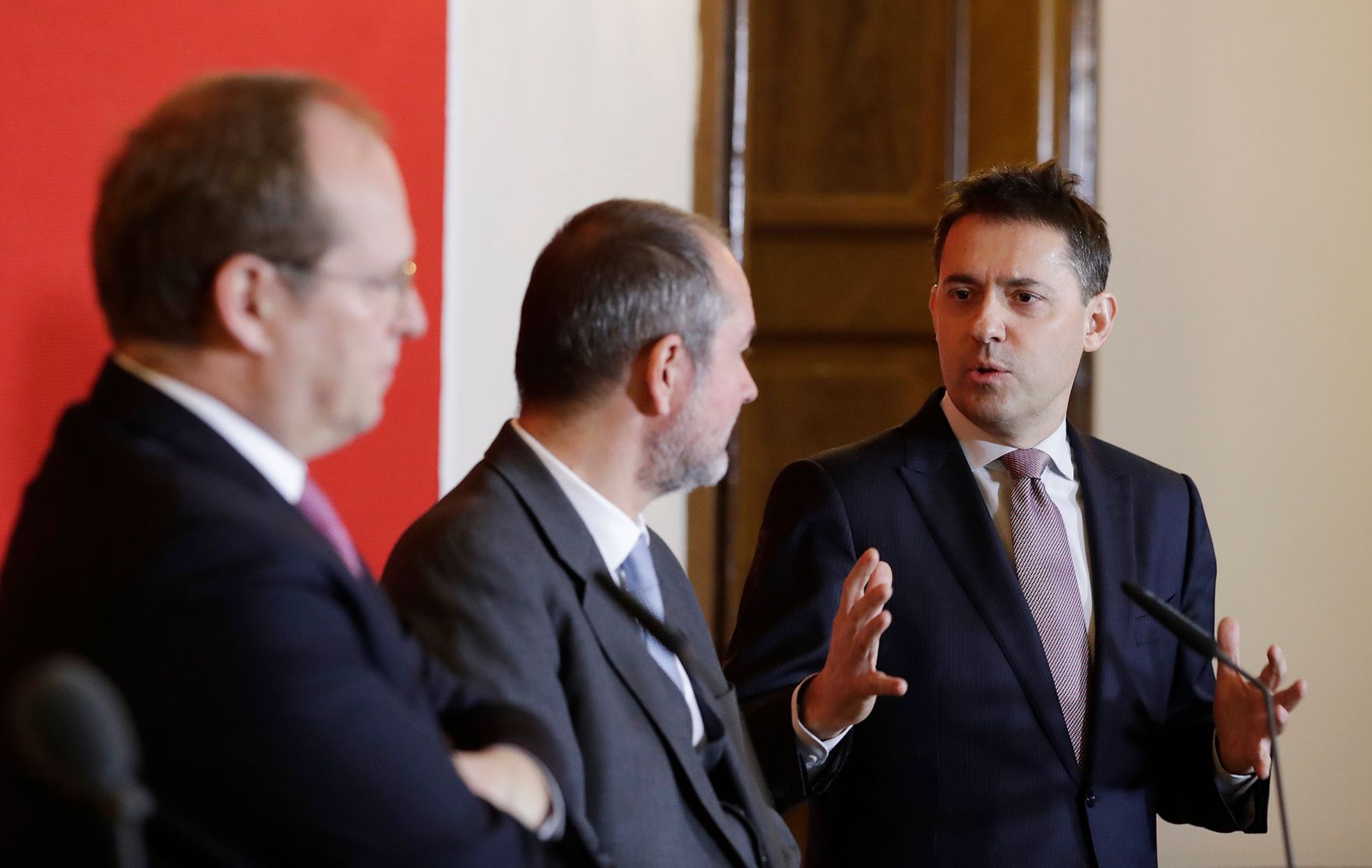 Am 21. Dezember 2016 gab Kunst- und Kulturminister Thomas Drozda (m.) gemeinsam mit Christian Kircher (l.), Gesch&auml;ftsf&uuml;hrer der Bundestheater-Holding eine Pressekonferenz bez&uuml;glich der Bestellung der Direktion der Wiener Staatsoper ab 2020. Im Bild mit Bogdan Roscic (r.), designierter Direktor der Wiener Staatsoper ab 2020.