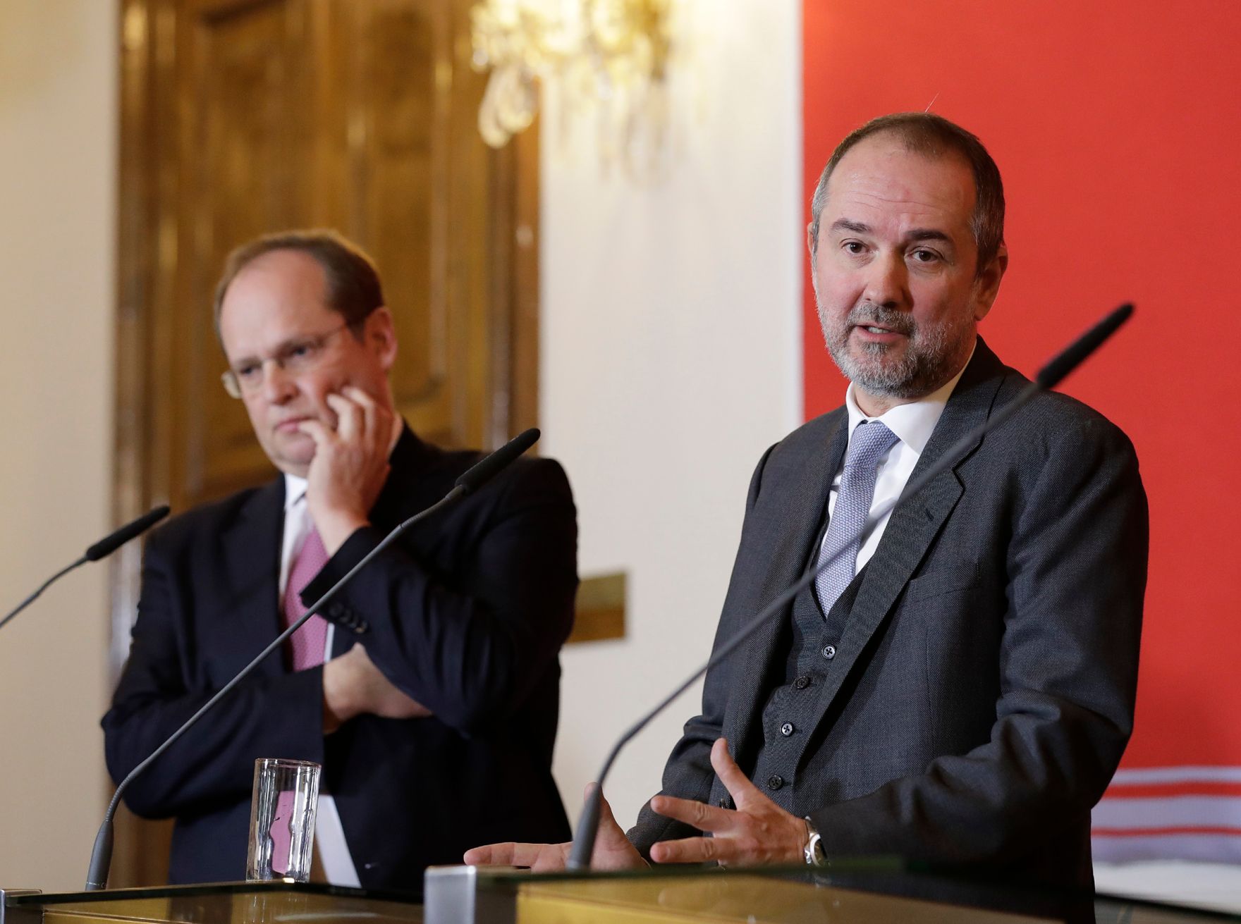 Am 21. Dezember 2016 gab Kunst- und Kulturminister Thomas Drozda (r.) gemeinsam mit Christian Kircher (l.), Gesch&auml;ftsf&uuml;hrer der Bundestheater-Holding eine Pressekonferenz bez&uuml;glich der Bestellung der Direktion der Wiener Staatsoper ab 2020.