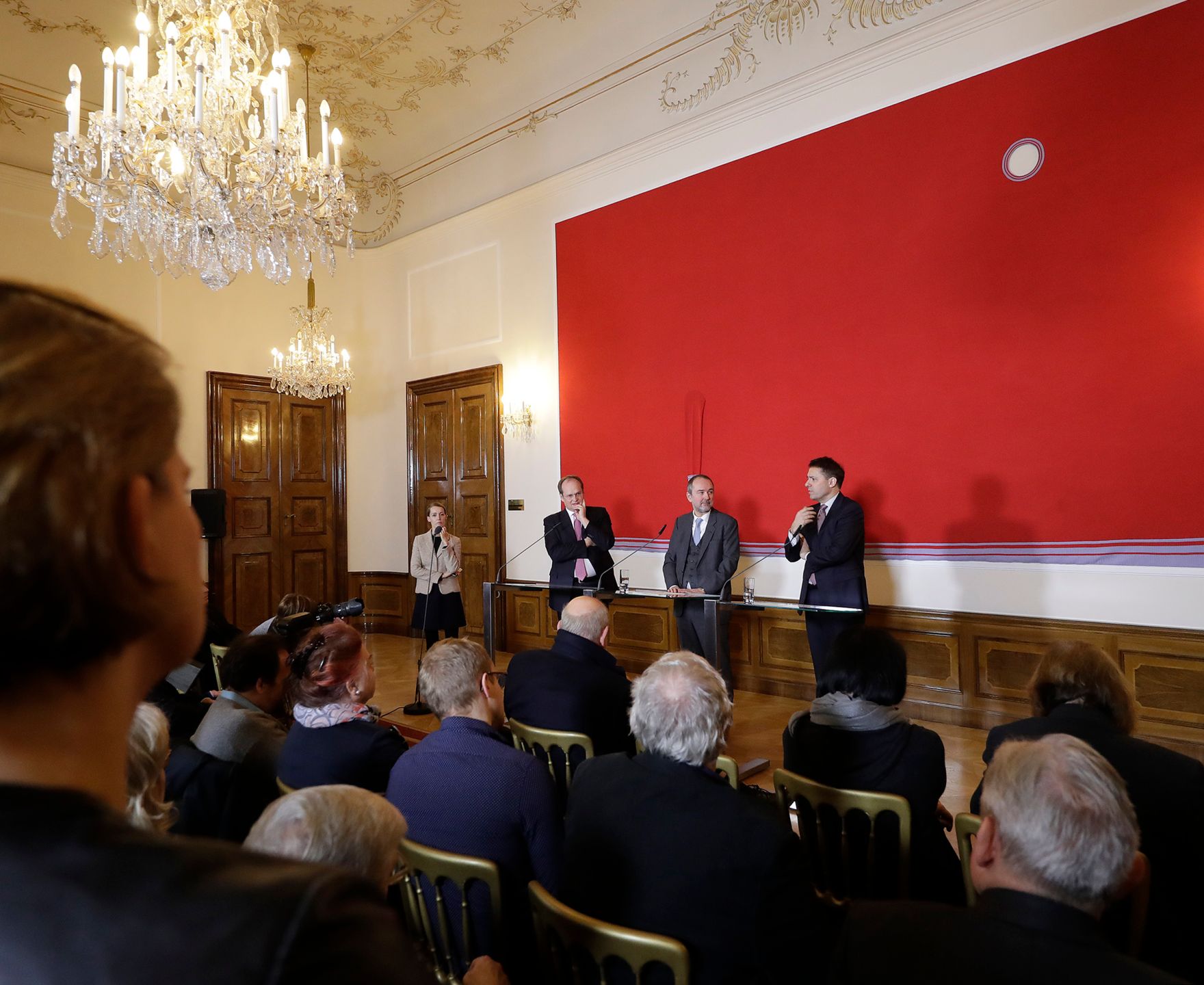 Am 21. Dezember 2016 gab Kunst- und Kulturminister Thomas Drozda gemeinsam mit Christian Kircher, Gesch&auml;ftsf&uuml;hrer der Bundestheater-Holding eine Pressekonferenz bez&uuml;glich der Bestellung der Direktion der Wiener Staatsoper ab 2020. Im Bild mit Bogdan Roscic, designierter Direktor der Wiener Staatsoper ab 2020.