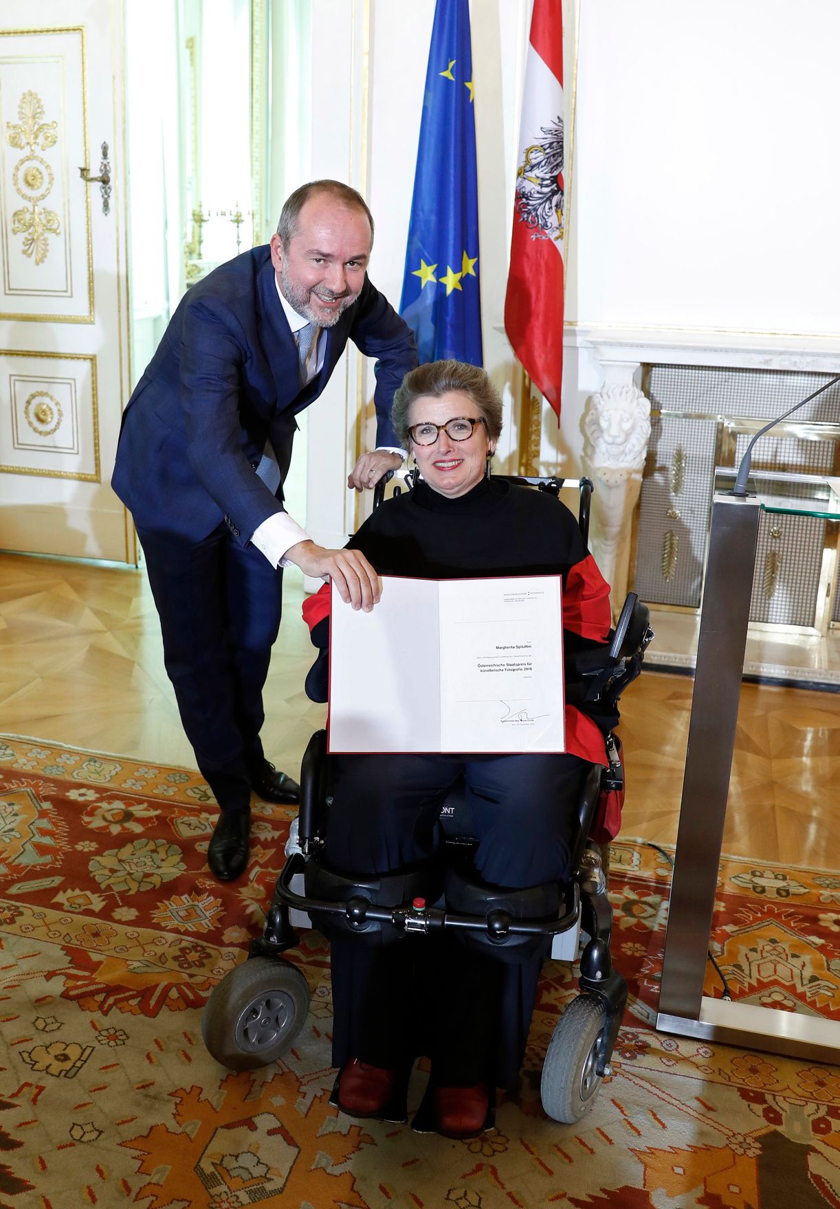 Am 29. September 2016 verlieh Kunst- und Kulturminister Thomas Drozda (l.) den Staatspreis f&uuml;r k&uuml;nstlerische Fotografie an Margherita Spiluttini (r.).