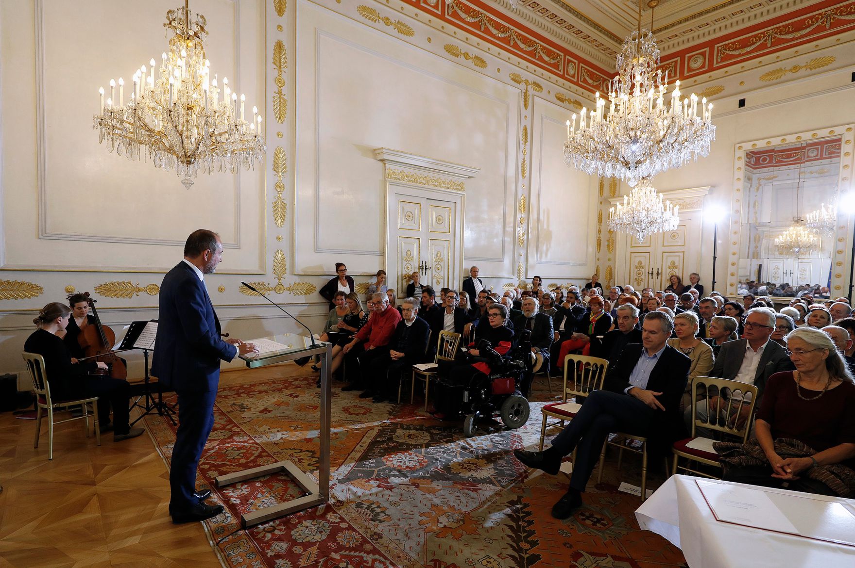 Am 29. September 2016 verlieh Kunst- und Kulturminister Thomas Drozda (l.) den Staatspreis f&uuml;r k&uuml;nstlerische Fotografie an Margherita Spiluttini.