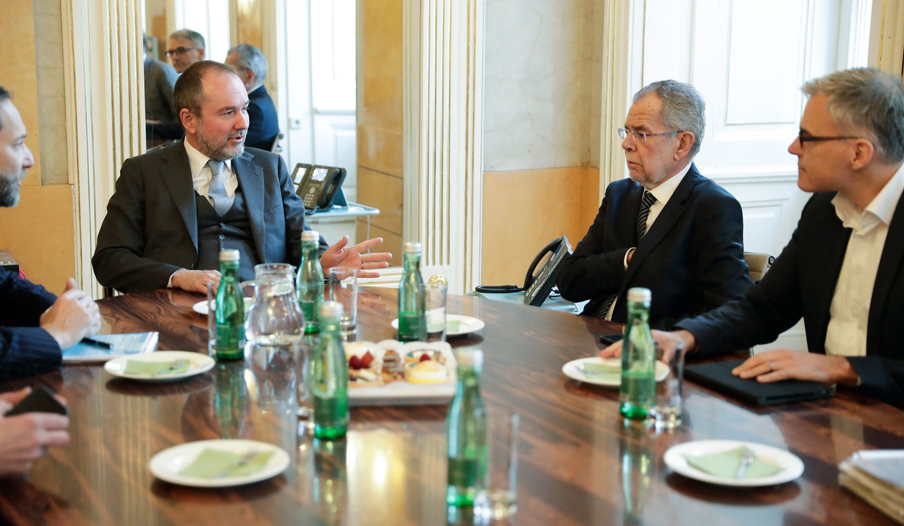 Am 10. J&auml;nner 2017 empfing Kanzleramtsminister Thomas Drozda (l.) den designierten Bundespr&auml;sidenten Alexander Van der Bellen (m.) zu einem Gespr&auml;ch.