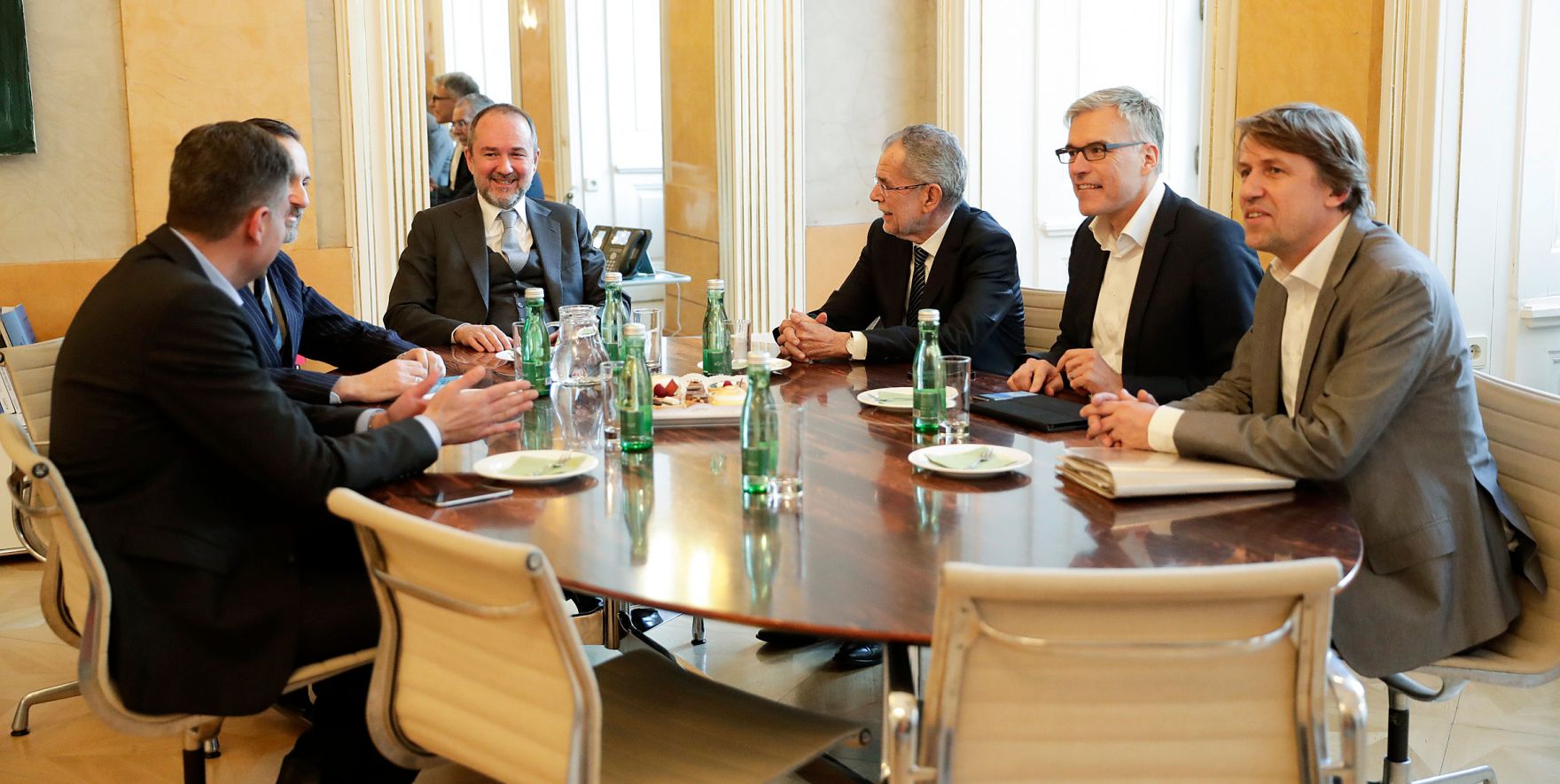 Am 10. J&auml;nner 2017 empfing Kanzleramtsminister Thomas Drozda (m.l.) den designierten Bundespr&auml;sidenten Alexander Van der Bellen (m.r.) zu einem Gespr&auml;ch.