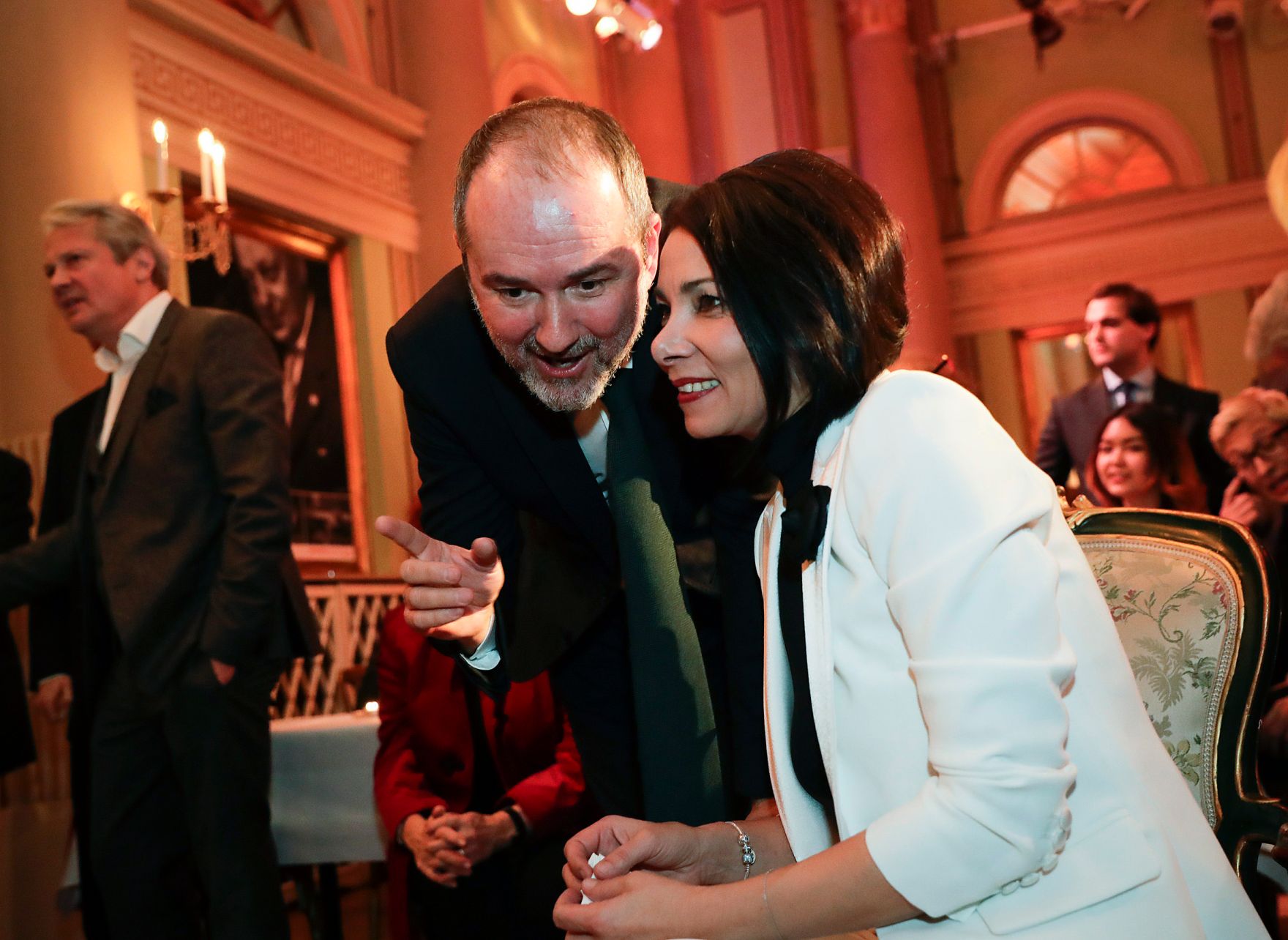 Am 12. J&auml;nner 2017 &uuml;berreichte Kunst- und Kulturminister Thomas Drozda (l.) im Theater in der Josefstadt die Urkunde, mit der Sandra F&ouml;ttinger-Cervik (r.) der Berufstitel Kammerschauspielerin verliehen wurde.
