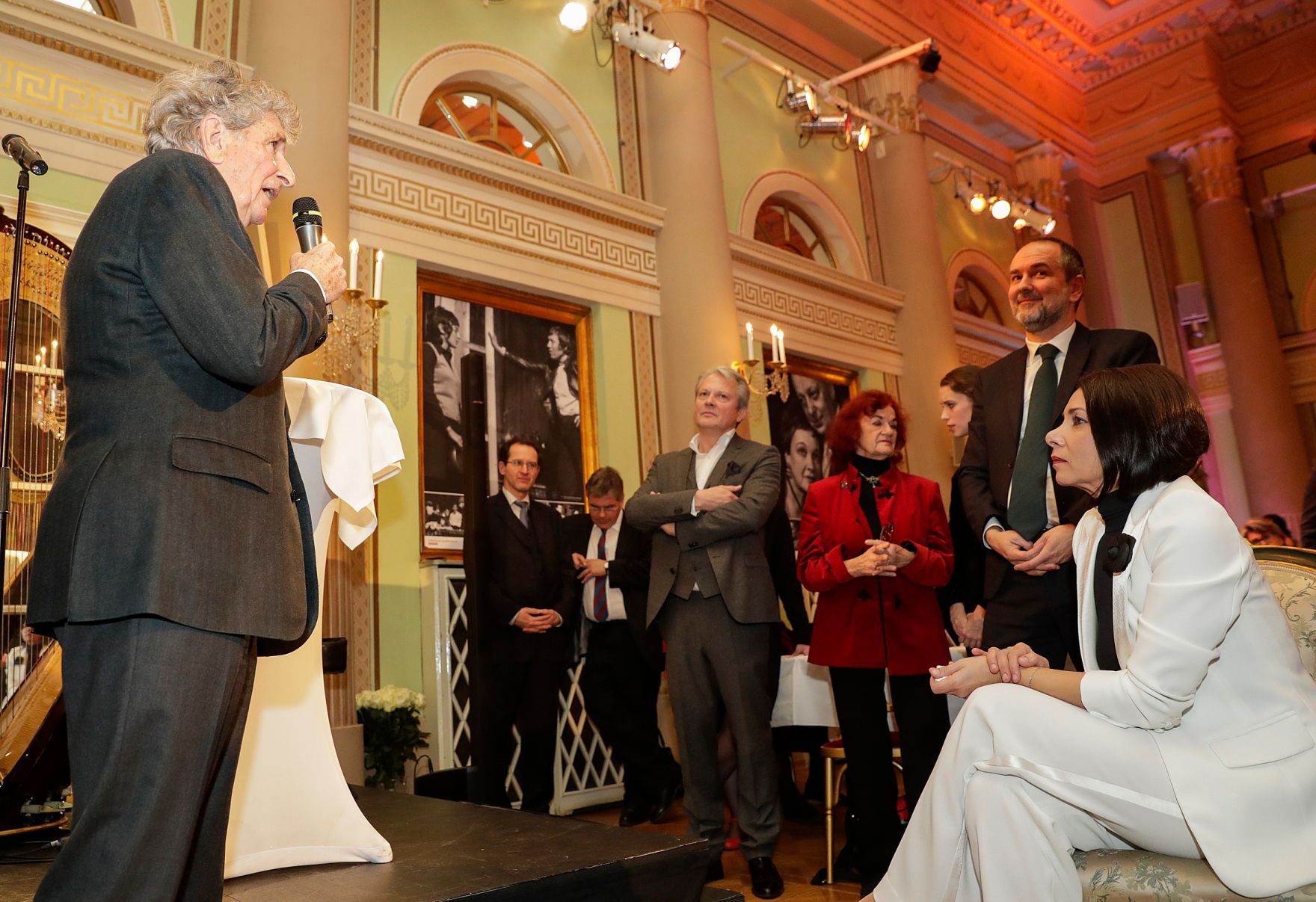 Am 12. J&auml;nner 2017 &uuml;berreichte Kunst- und Kulturminister Thomas Drozda (m.) im Theater in der Josefstadt die Urkunde, mit der Sandra F&ouml;ttinger-Cervik (r.) der Berufstitel Kammerschauspielerin verliehen wurde.