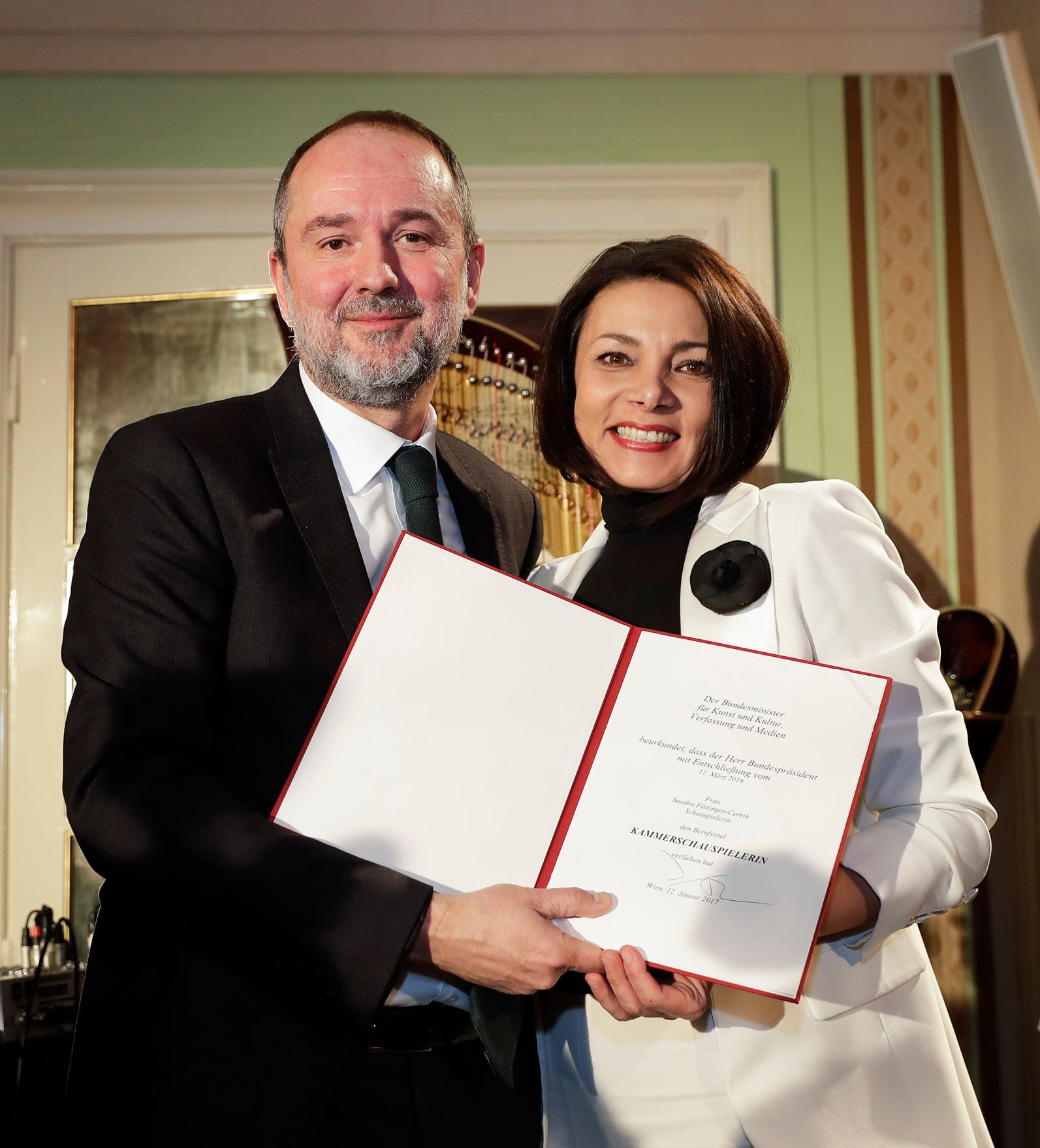 Am 12. J&auml;nner 2017 &uuml;berreichte Kunst- und Kulturminister Thomas Drozda (l.) im Theater in der Josefstadt die Urkunde, mit der Sandra F&ouml;ttinger-Cervik (r.) der Berufstitel Kammerschauspielerin verliehen wurde.