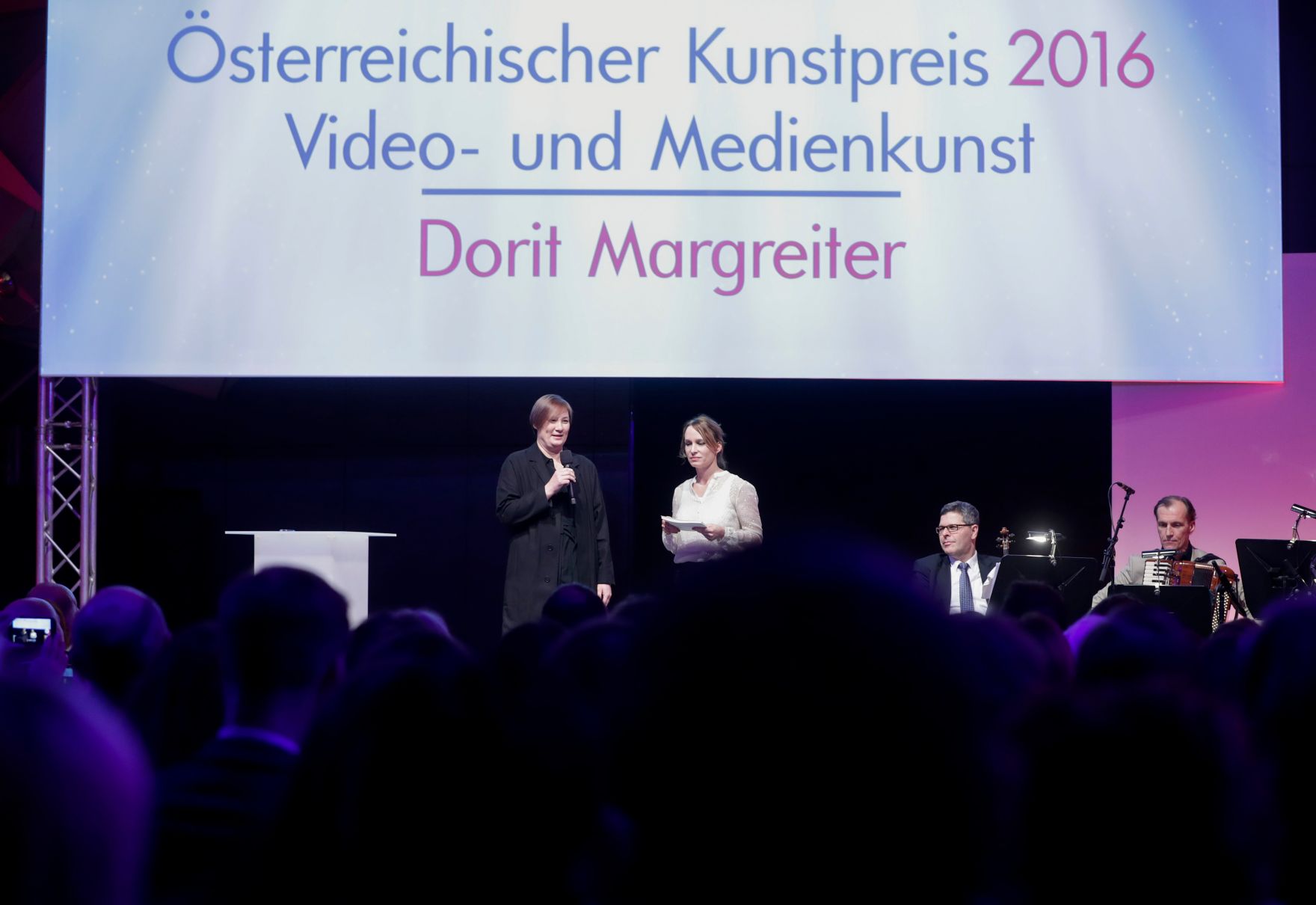Am 25. J&auml;nner 2017 er&ouml;ffnete Kunst- und Kulturminister Thomas Drozda die Preisverleihung "&Ouml;sterreichischer Kunstpreis 2016". Im Bild die Preistr&auml;gerin Dorit Magreiter (l.).