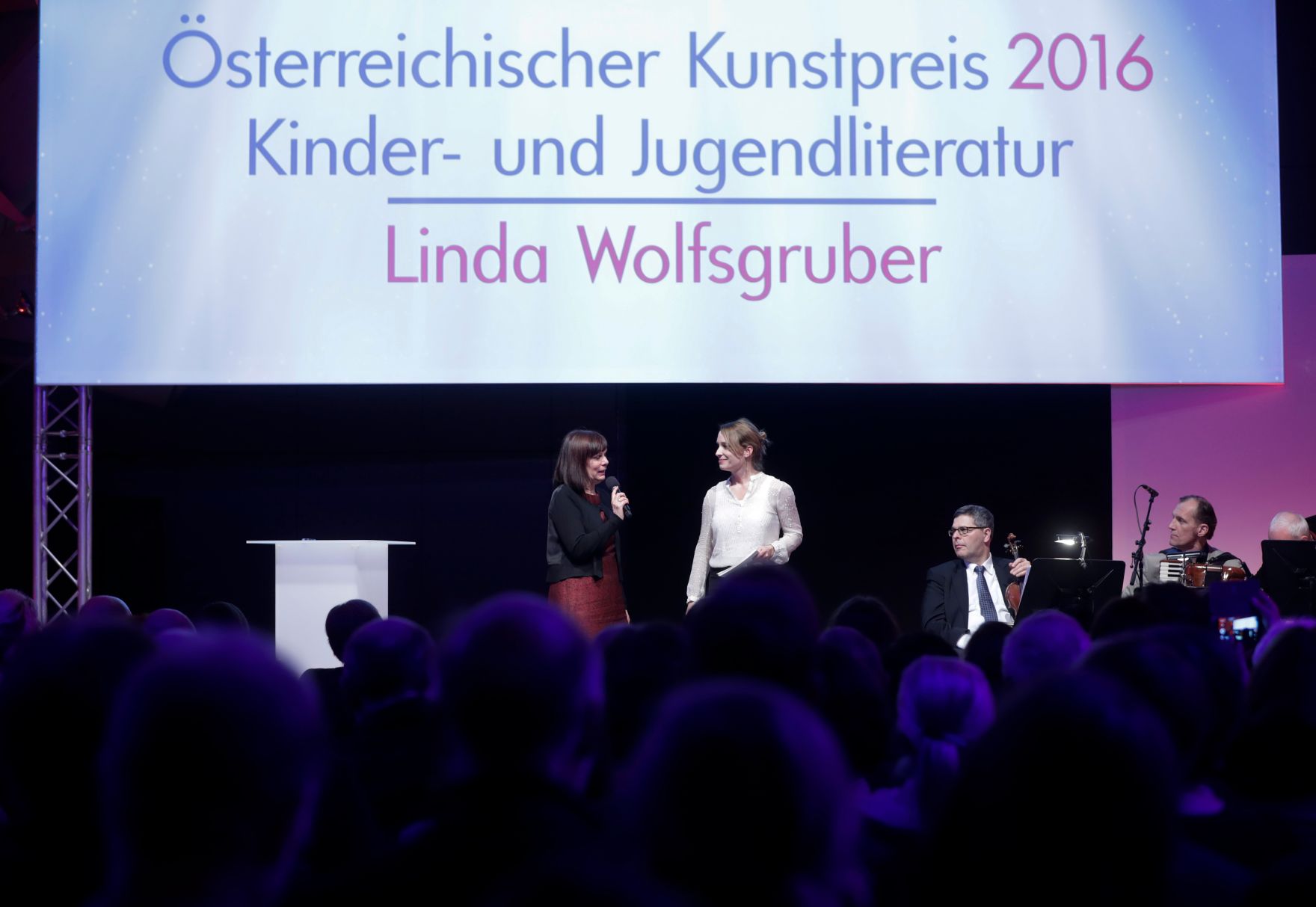 Am 25. J&auml;nner 2017 er&ouml;ffnete Kunst- und Kulturminister Thomas Drozda die Preisverleihung "&Ouml;sterreichischer Kunstpreis 2016". Im Bild die Preistr&auml;gerin Linda Wolfsgruber (l.).