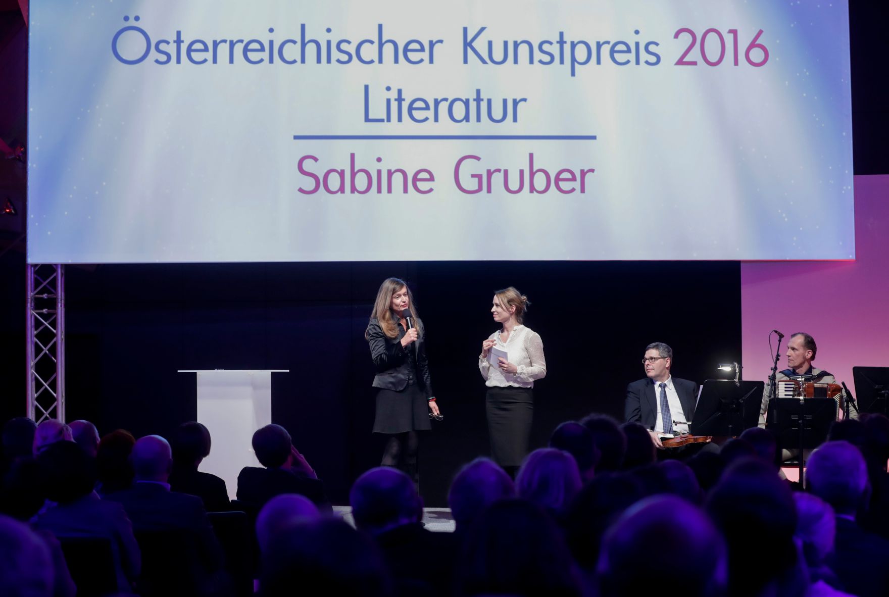 Am 25. J&auml;nner 2017 er&ouml;ffnete Kunst- und Kulturminister Thomas Drozda die Preisverleihung "&Ouml;sterreichischer Kunstpreis 2016". Im Bild mit der Preistr&auml;gerin Sabine (l.). Gruber