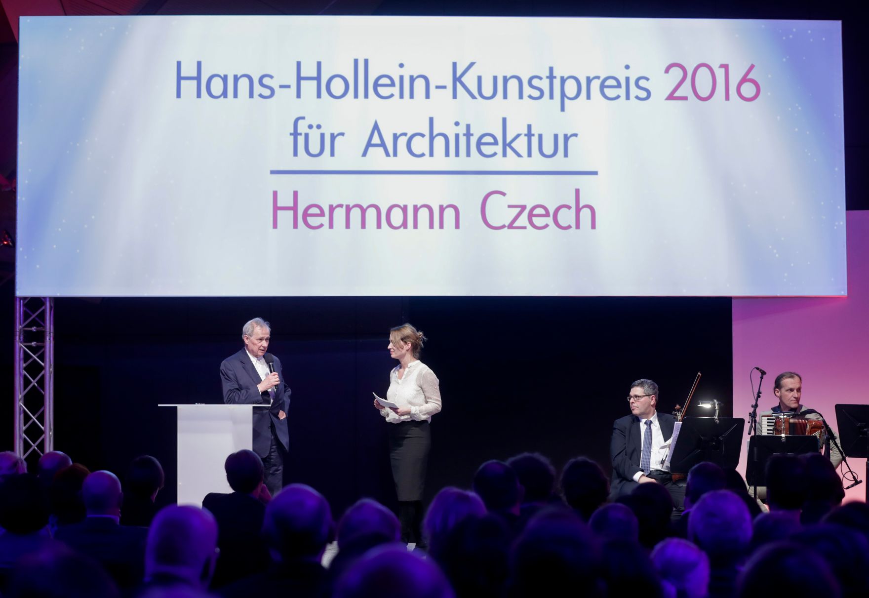 Am 25. J&auml;nner 2017 er&ouml;ffnete Kunst- und Kulturminister Thomas Drozda die Preisverleihung "Hans Hollein-Kunstpreis 2016". Im Bild der Preistr&auml;ger Hermann Czech (l.).