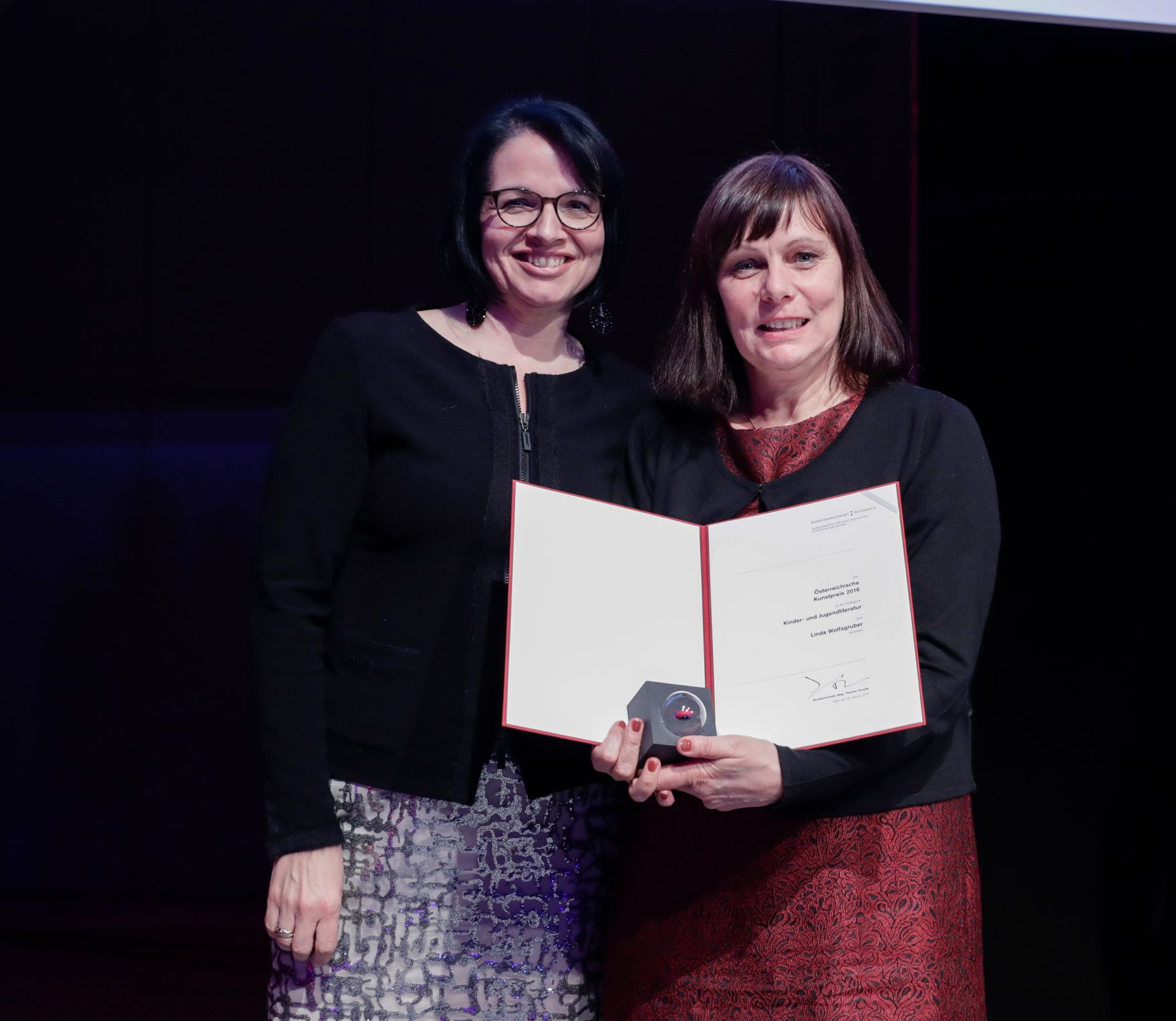 Am 25. J&auml;nner 2017 er&ouml;ffnete Kunst- und Kulturminister Thomas Drozda die Preisverleihung "&Ouml;sterreichischer Kunstpreis 2016". Im Bild die Preistr&auml;gerin Linda Wolfsgruber (r.) und Sektionschefin Andrea Ecker (l.). Im Bild die mit den Preistr&auml;gern Dorit Magreiter Michael Mauracher Linda Wolfsgruber Christoph Cech Sabine Gruber Schmiede Hallein Heinrich Durst Friedel vom Gr&ouml;ller-Kubelka Hermann Czech