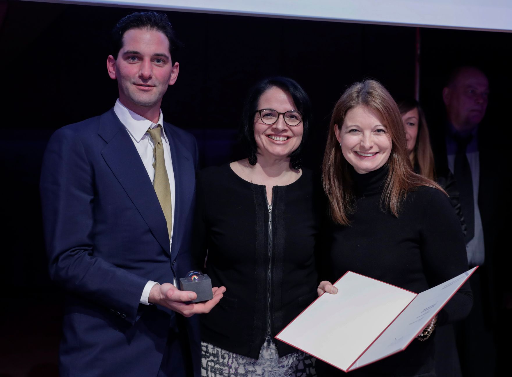 Am 25. J&auml;nner 2017 er&ouml;ffnete Kunst- und Kulturminister Thomas Drozda die Preisverleihung "&Ouml;sterreichischer Kunstpreis 2016".Im Bild das Projekteam und die Preistr&auml;ger Schmiede Hallein (l.&amp;r.) und Sektionschefin Andrea Ecker (l.).