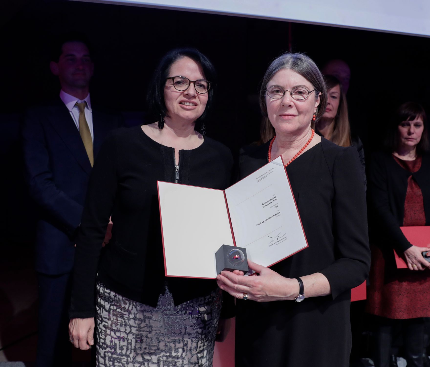 Am 25. J&auml;nner 2017 er&ouml;ffnete Kunst- und Kulturminister Thomas Drozda die Preisverleihung "&Ouml;sterreichischer Kunstpreis 2016". Im Bild die Preistr&auml;gerin Friedel vom Gr&ouml;ller-Kubelka (r.) und Sektionschefin Andrea Ecker (l.).