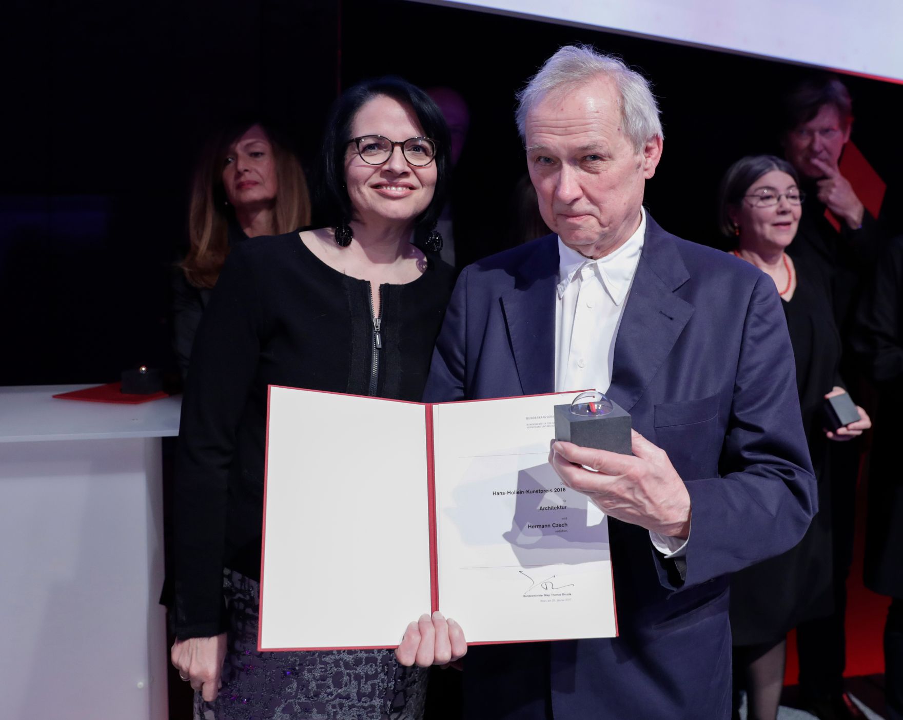 Am 25. J&auml;nner 2017 er&ouml;ffnete Kunst- und Kulturminister Thomas Drozda die Preisverleihung "Hans Hollein-Kunstpreis 2016". Im Bild der Preistr&auml;ger Hermann Czech (r.) und Sektionschefin Andrea Ecker (l.).