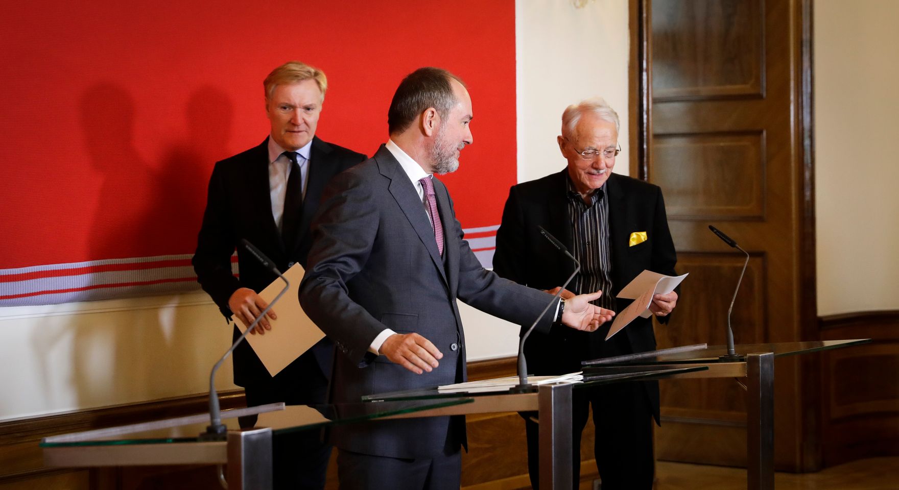 Am 16. Februar 2017 gab Kunst- und Kulturminister Thomas Drozda (m.) gemeinsam mit dem Direktor der Albertina Klaus Albrecht Schr&ouml;der (l.) und Karlheinz Essl (r.) eine Pressekonferenz zur &Uuml;bergabe der Sammlung Essl an die Albertina.