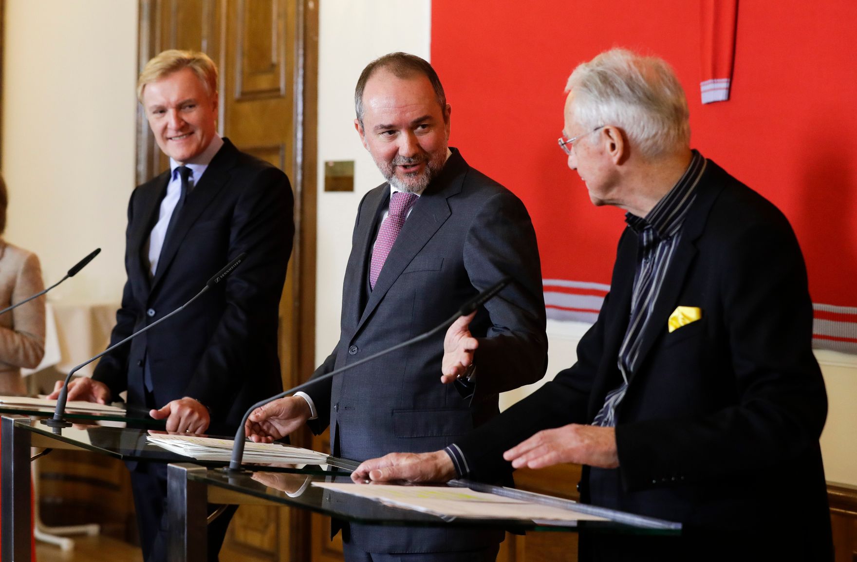 Am 16. Februar 2017 gab Kunst- und Kulturminister Thomas Drozda (m.) gemeinsam mit dem Direktor der Albertina Klaus Albrecht Schr&ouml;der (l.) und Karlheinz Essl (r.) eine Pressekonferenz zur &Uuml;bergabe der Sammlung Essl an die Albertina.