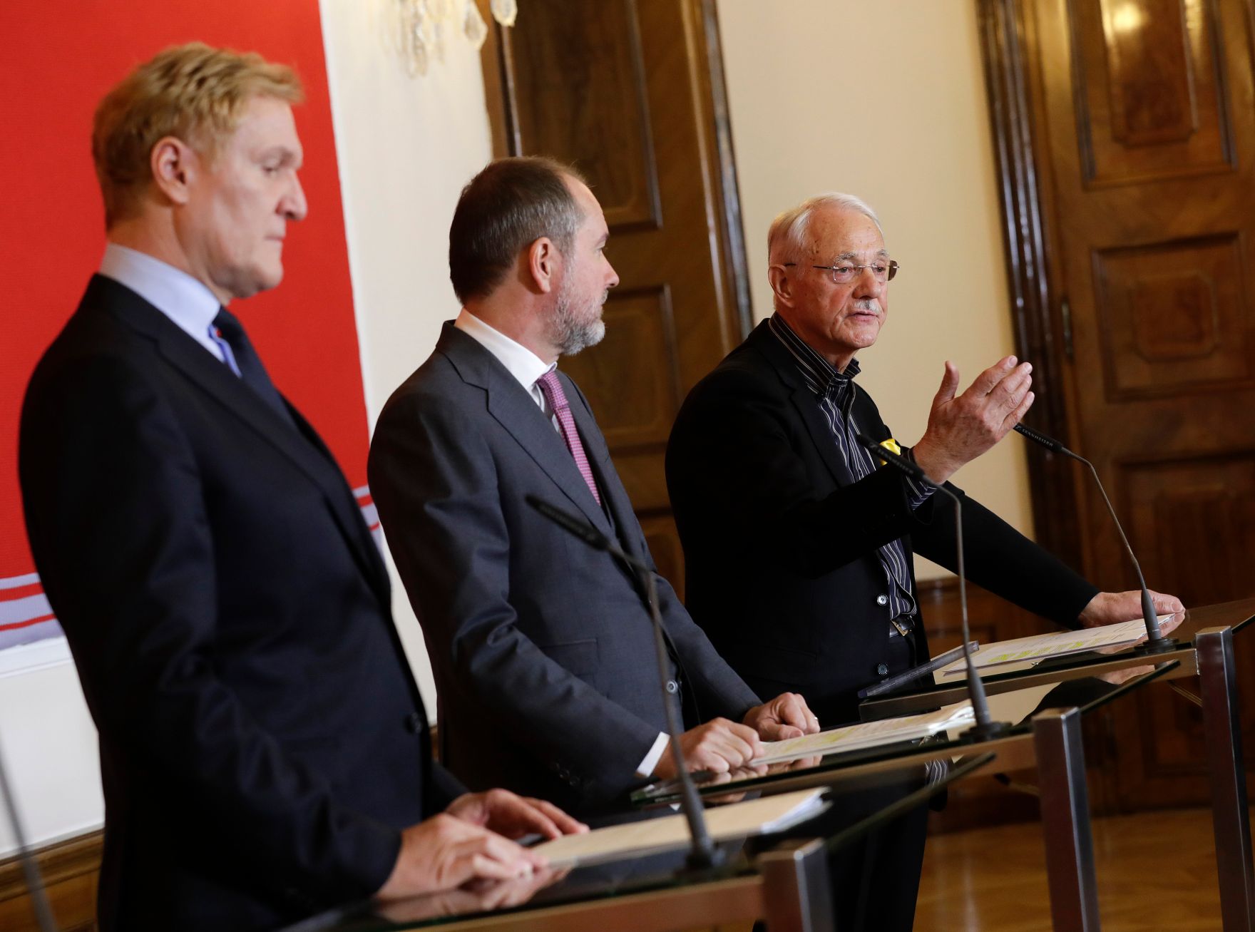 Am 16. Februar 2017 gab Kunst- und Kulturminister Thomas Drozda (m.) gemeinsam mit dem Direktor der Albertina Klaus Albrecht Schr&ouml;der (l.) und Karlheinz Essl (r.) eine Pressekonferenz zur &Uuml;bergabe der Sammlung Essl an die Albertina.