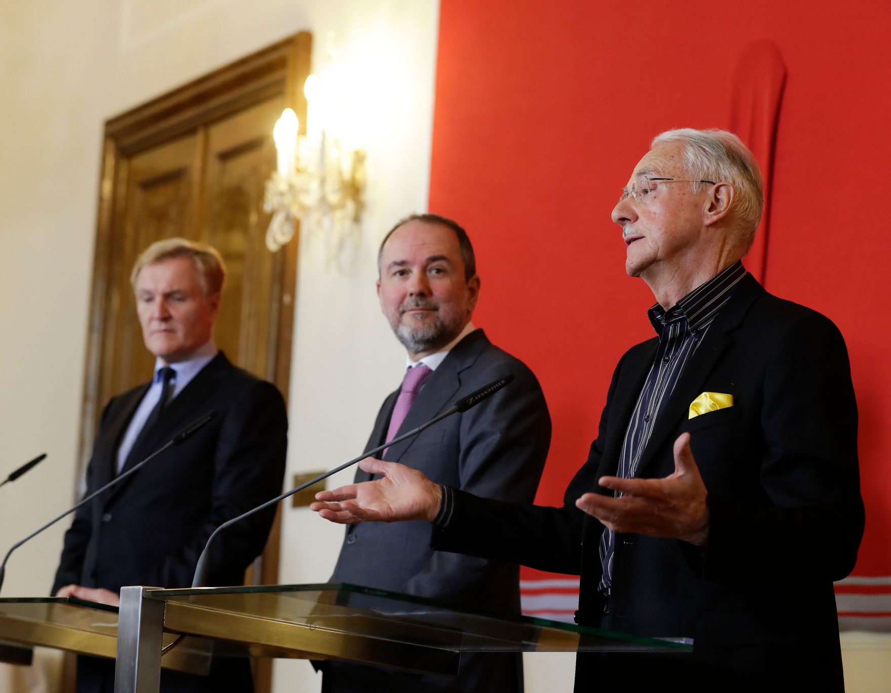 Am 16. Februar 2017 gab Kunst- und Kulturminister Thomas Drozda (m.) gemeinsam mit dem Direktor der Albertina Klaus Albrecht Schr&ouml;der (l.) und Karlheinz Essl (r.) eine Pressekonferenz zur &Uuml;bergabe der Sammlung Essl an die Albertina.