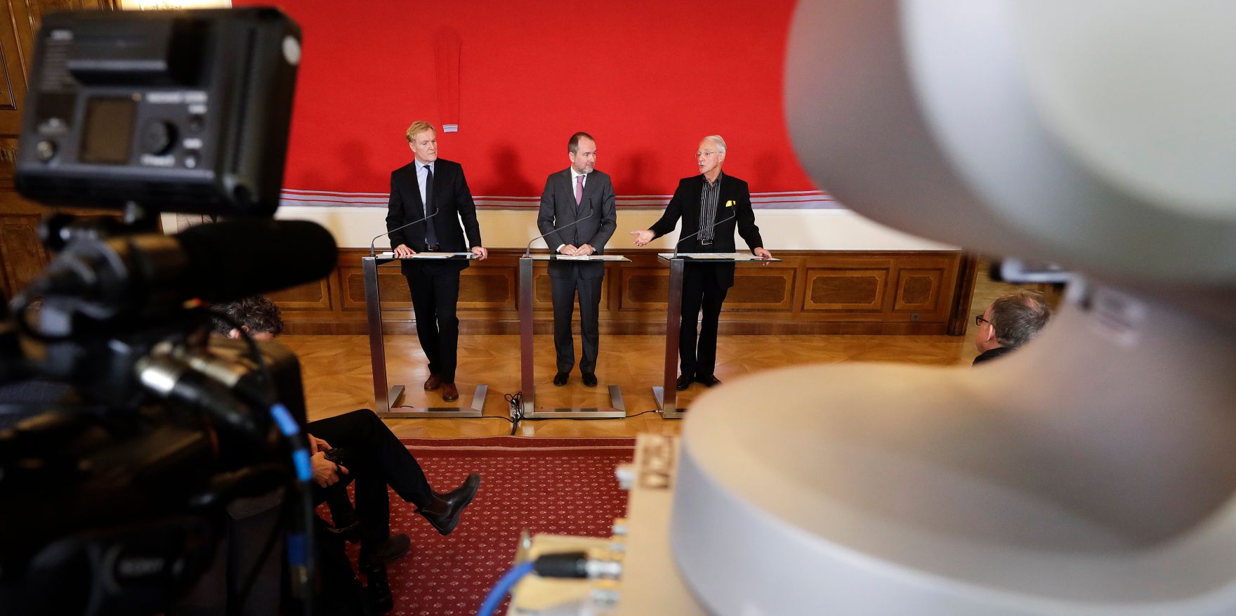 Am 16. Februar 2017 gab Kunst- und Kulturminister Thomas Drozda (m.) gemeinsam mit dem Direktor der Albertina Klaus Albrecht Schr&ouml;der (l.) und Karlheinz Essl (r.) eine Pressekonferenz zur &Uuml;bergabe der Sammlung Essl an die Albertina.