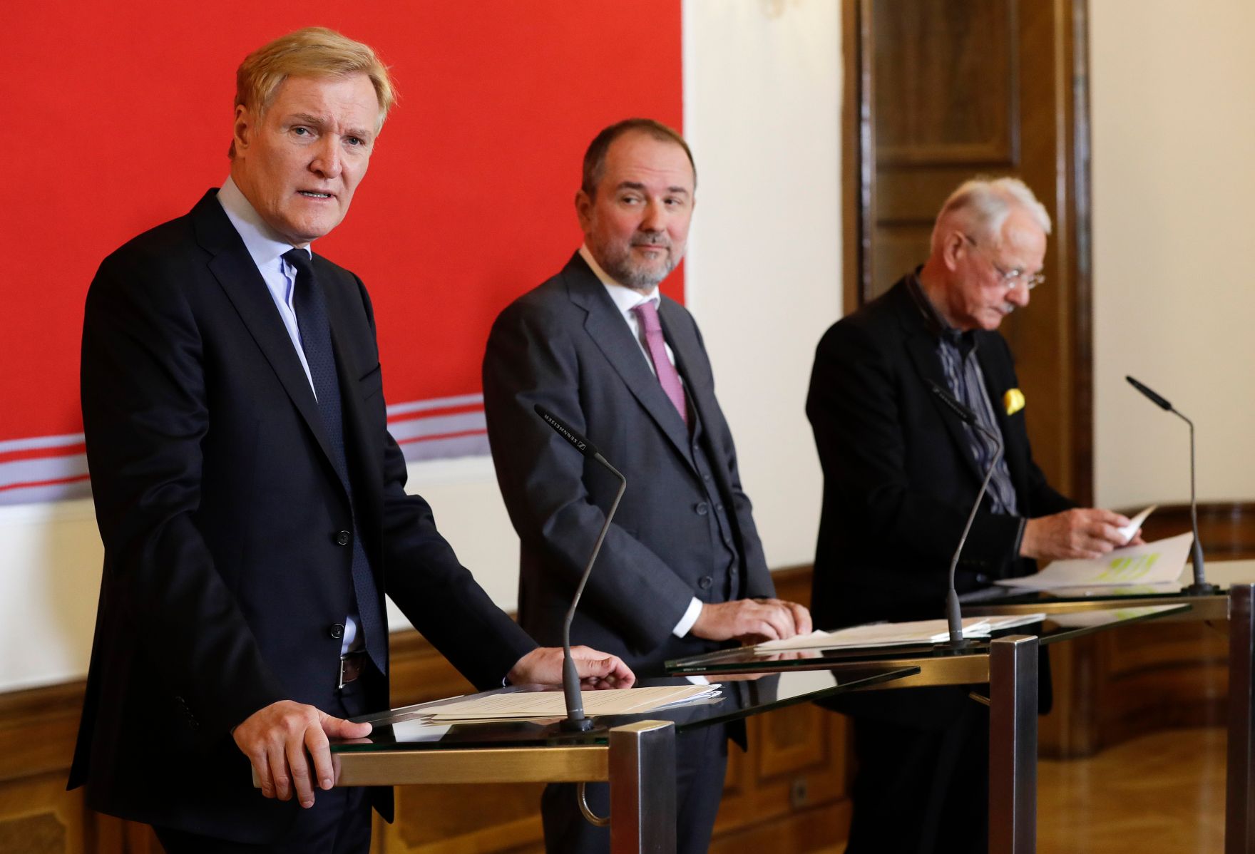 Am 16. Februar 2017 gab Kunst- und Kulturminister Thomas Drozda (m.) gemeinsam mit dem Direktor der Albertina Klaus Albrecht Schr&ouml;der (l.) und Karlheinz Essl (r.) eine Pressekonferenz zur &Uuml;bergabe der Sammlung Essl an die Albertina.
