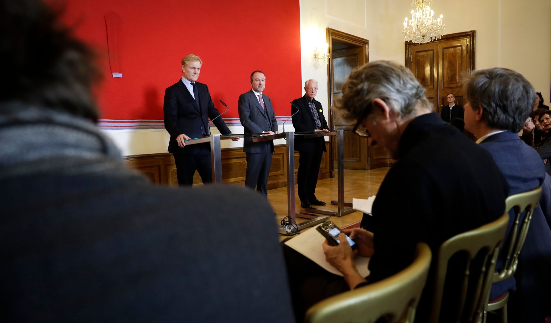 Am 16. Februar 2017 gab Kunst- und Kulturminister Thomas Drozda (m.) gemeinsam mit dem Direktor der Albertina Klaus Albrecht Schr&ouml;der (l.) und Karlheinz Essl (r.) eine Pressekonferenz zur &Uuml;bergabe der Sammlung Essl an die Albertina.