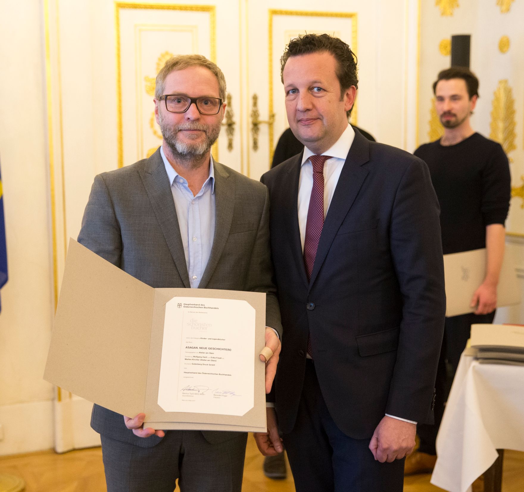 Am 9. M&auml;rz 2017 fand die Staatspreisverleihung f&uuml;r die "Sch&ouml;nsten B&uuml;cher &Ouml;sterreichs" statt. Im Bild der Pr&auml;sident des Hauptverbandes des &Ouml;sterreichischen Buchhandels, Benedikt F&ouml;ger (r.) mit J&uuml;rgen Wiedermann (l.).
