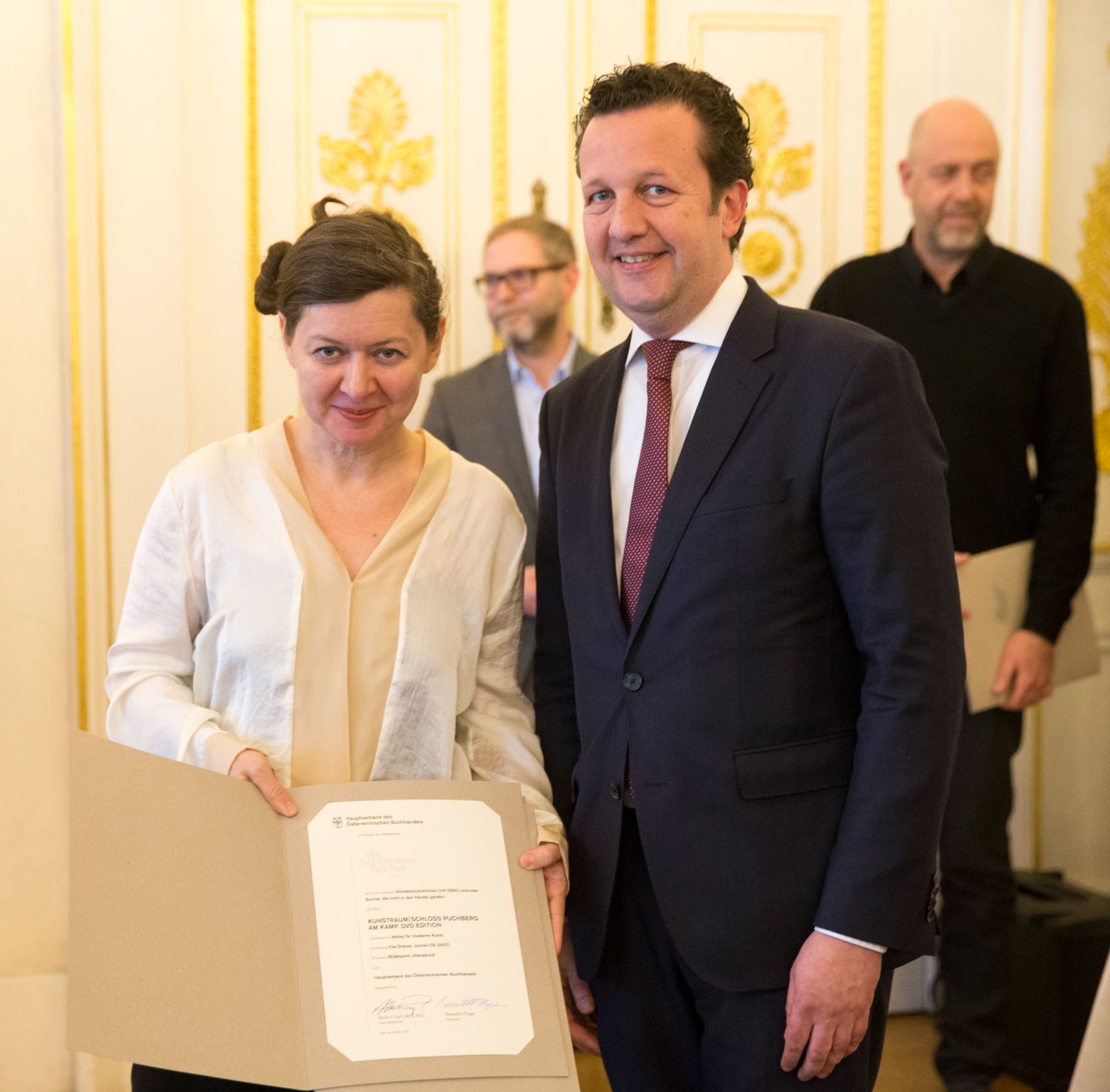 Am 9. M&auml;rz 2017 fand die Staatspreisverleihung f&uuml;r die "Sch&ouml;nsten B&uuml;cher &Ouml;sterreichs" statt. Im Bild der Pr&auml;sident des Hauptverbandes des &Ouml;sterreichischen Buchhandels, Benedikt F&ouml;ger (r.) mit Eva Dranaz (l.).