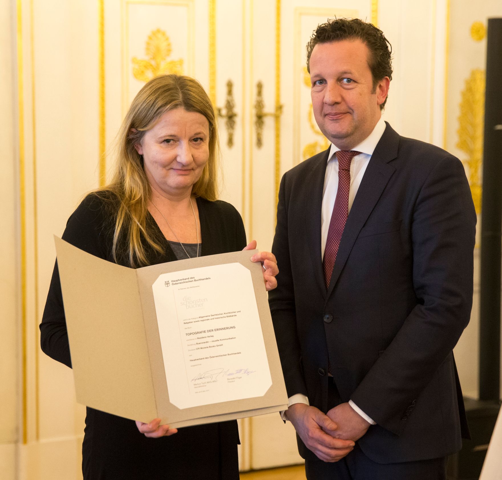 Am 9. M&auml;rz 2017 fand die Staatspreisverleihung f&uuml;r die "Sch&ouml;nsten B&uuml;cher &Ouml;sterreichs" statt. Im Bild der Pr&auml;sident des Hauptverbandes des &Ouml;sterreichischen Buchhandels, Benedikt F&ouml;ger (r.) mit Heidi Selbach(l.).