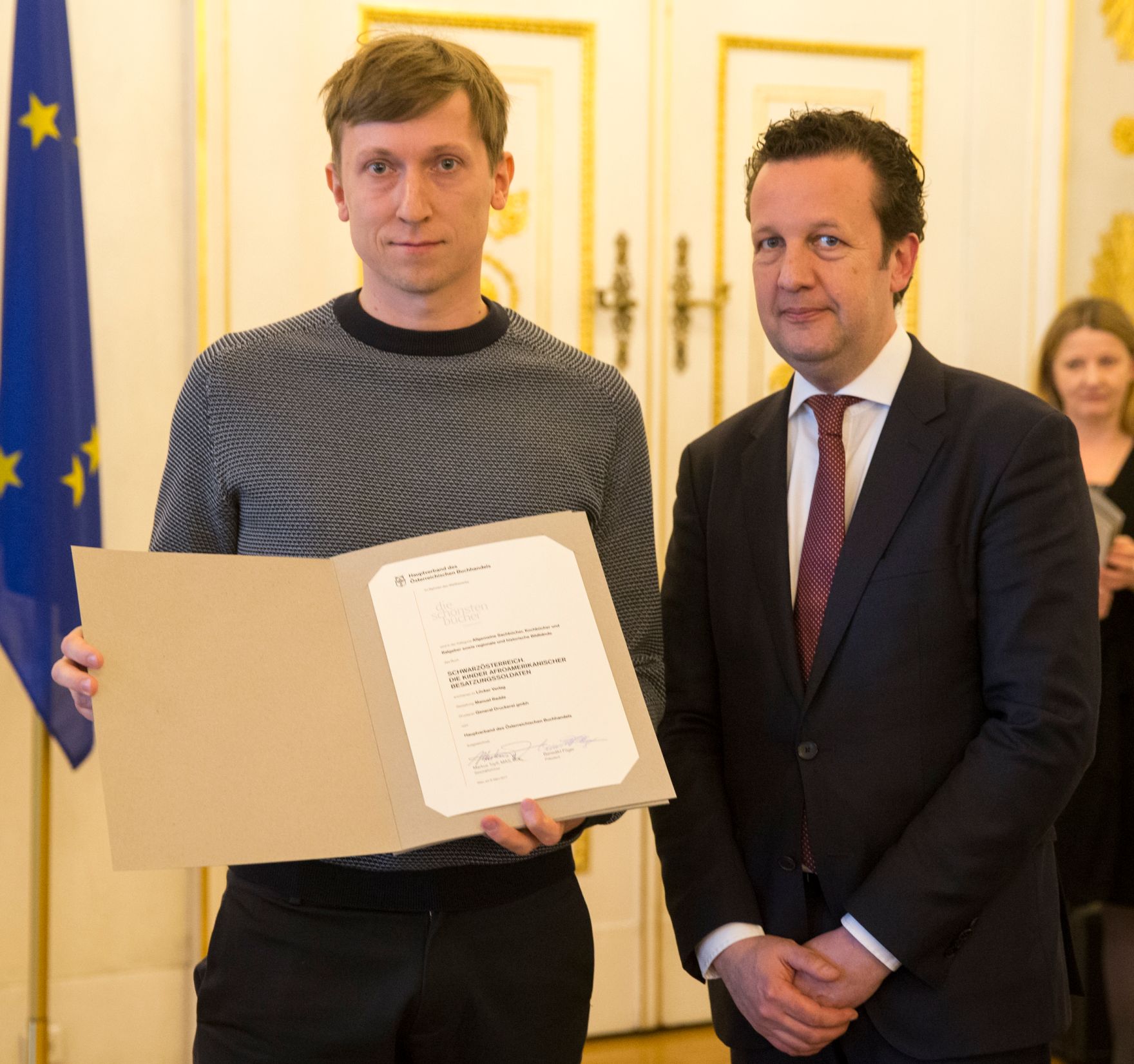 Am 9. M&auml;rz 2017 fand die Staatspreisverleihung f&uuml;r die "Sch&ouml;nsten B&uuml;cher &Ouml;sterreichs" statt. Im Bild der Pr&auml;sident des Hauptverbandes des &Ouml;sterreichischen Buchhandels, Benedikt F&ouml;ger (r.) mit Manuel Radde (l.).