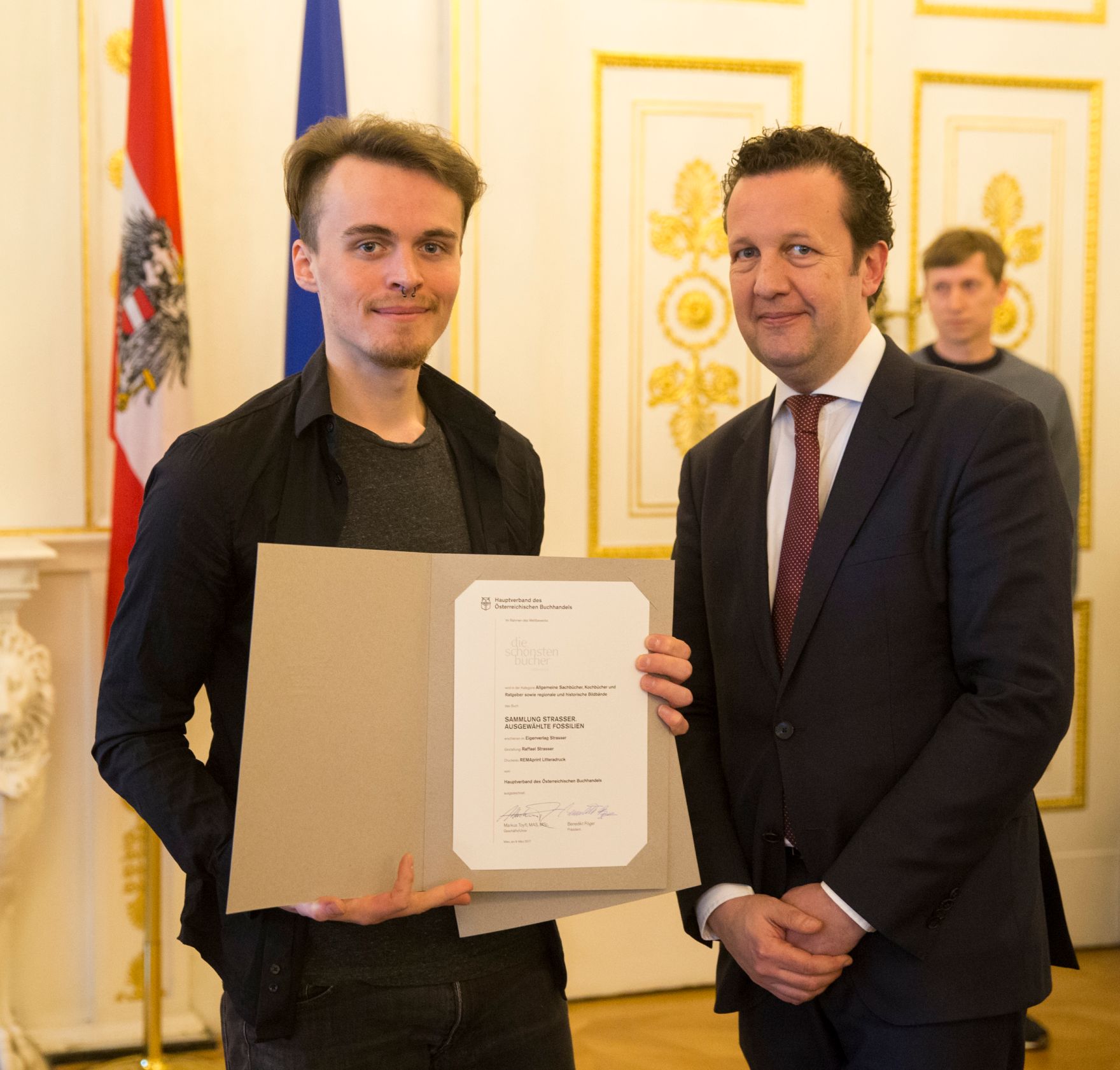 Am 9. M&auml;rz 2017 fand die Staatspreisverleihung f&uuml;r die "Sch&ouml;nsten B&uuml;cher &Ouml;sterreichs" statt. Im Bild der Pr&auml;sident des Hauptverbandes des &Ouml;sterreichischen Buchhandels, Benedikt F&ouml;ger (r.) mit Raffael Strasser (l.).