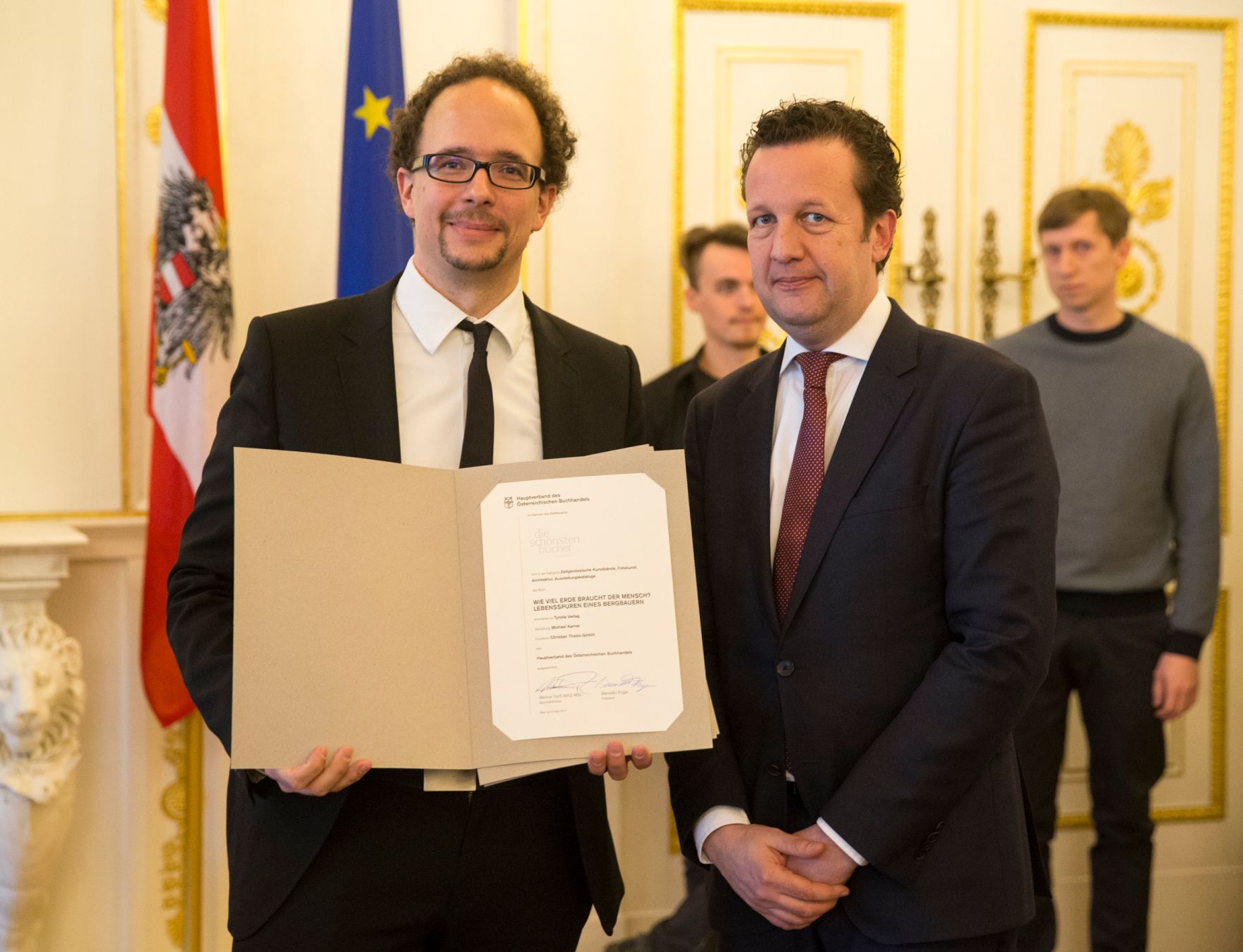 Am 9. M&auml;rz 2017 fand die Staatspreisverleihung f&uuml;r die "Sch&ouml;nsten B&uuml;cher &Ouml;sterreichs" statt. Im Bild der Pr&auml;sident des Hauptverbandes des &Ouml;sterreichischen Buchhandels, Benedikt F&ouml;ger (r.) mit Christian Wurzer (l.).