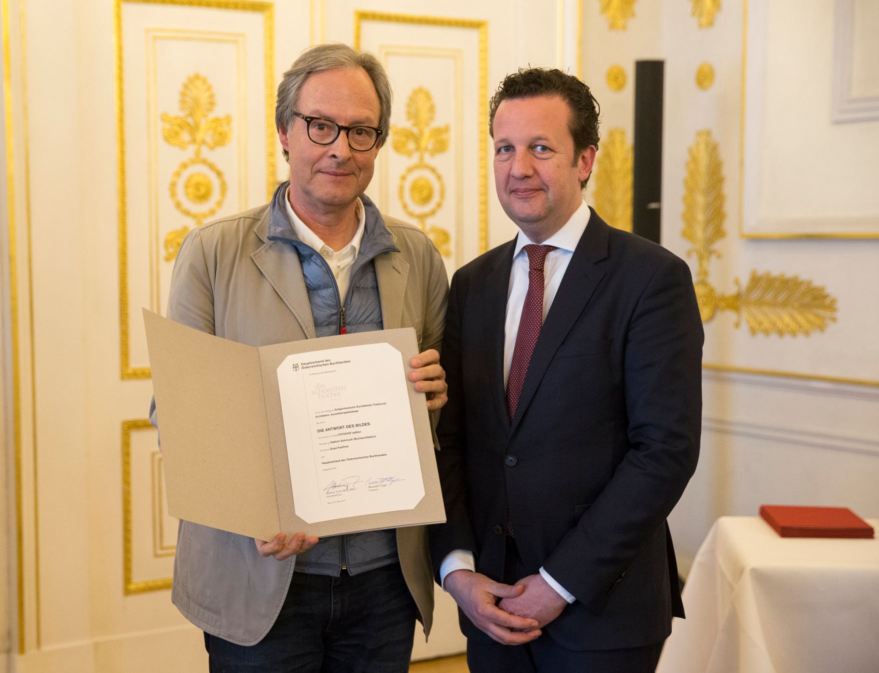 Am 9. M&auml;rz 2017 fand die Staatspreisverleihung f&uuml;r die &quot;Sch&ouml;nsten B&uuml;cher &Ouml;sterreichs&quot; statt. Im Bild der Pr&auml;sident des Hauptverbandes des &Ouml;sterreichischen Buchhandels, Benedikt F&ouml;ger (r.) mit Michael Mauracher (l.).