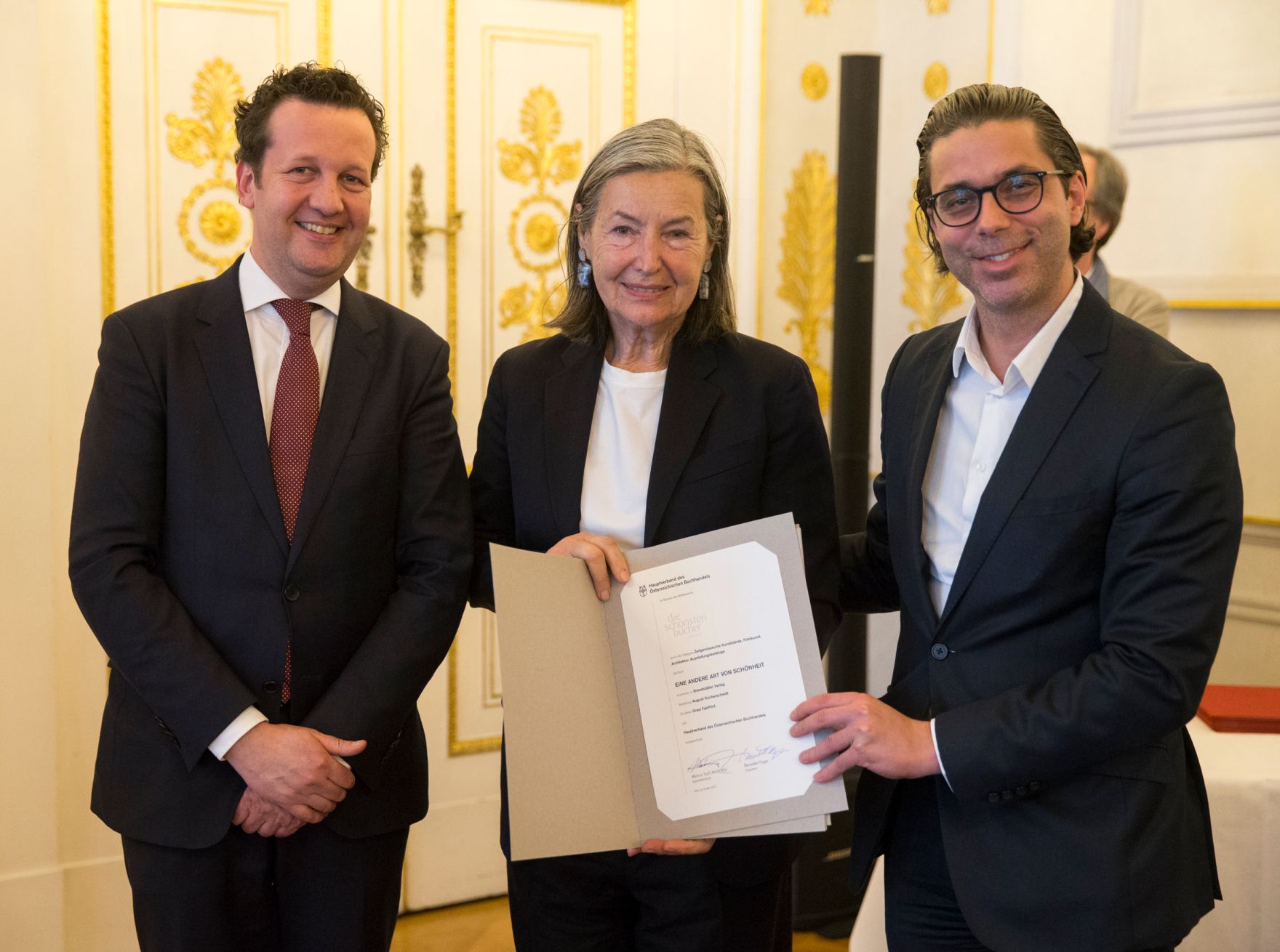 Am 9. M&auml;rz 2017 fand die Staatspreisverleihung f&uuml;r die "Sch&ouml;nsten B&uuml;cher &Ouml;sterreichs" statt. Im Bild der Pr&auml;sident des Hauptverbandes des &Ouml;sterreichischen Buchhandels, Benedikt F&ouml;ger (l.) mit Nikolaus Brandst&auml;tter (r.).