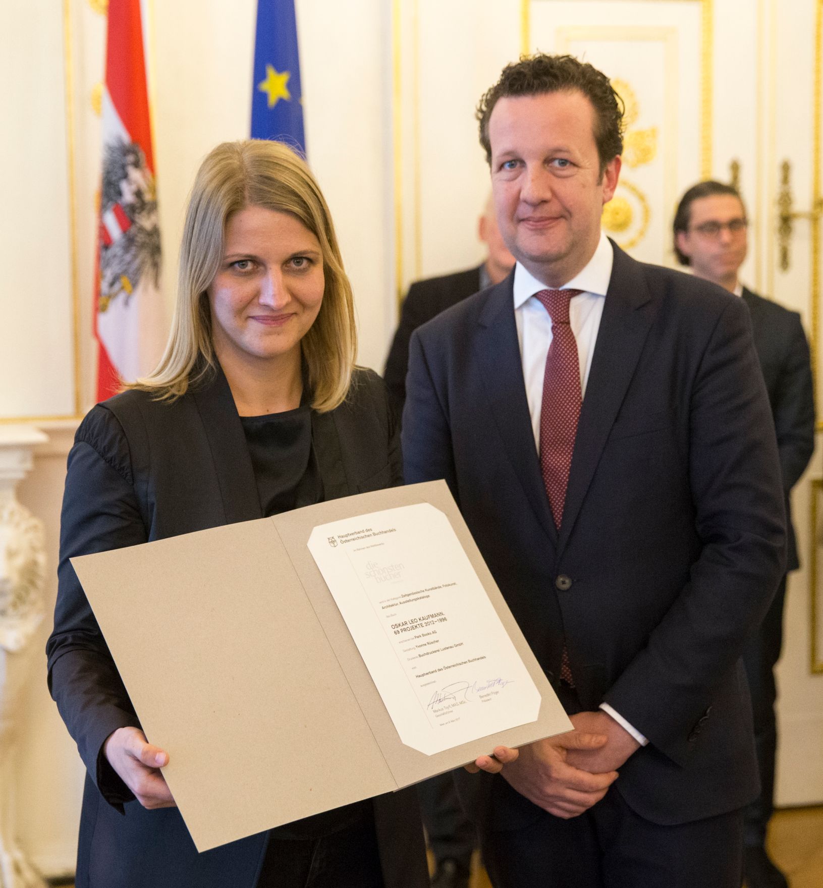 Am 9. M&auml;rz 2017 fand die Staatspreisverleihung f&uuml;r die "Sch&ouml;nsten B&uuml;cher &Ouml;sterreichs" statt. Im Bild der Pr&auml;sident des Hauptverbandes des &Ouml;sterreichischen Buchhandels, Benedikt F&ouml;ger (r.) mit Yvonne R&uuml;scher (l.).